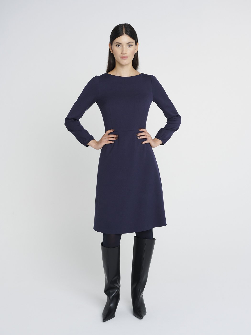 Knielanges, tailliertes Winterkleid aus dunkelblauer Schurwolle, weiter Rock und Rundhalsausschnitt.
