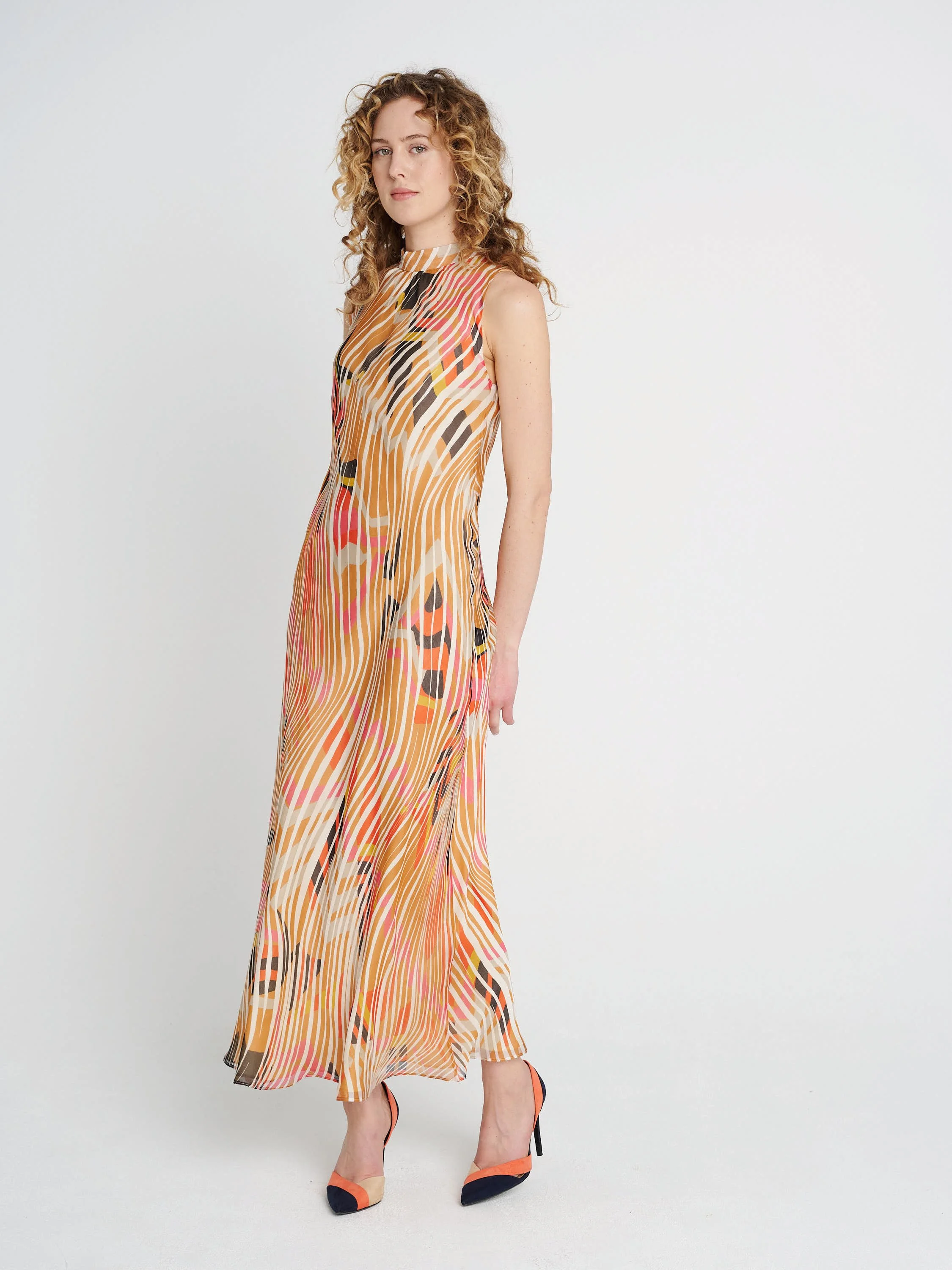 Sommer-Abendkleid für Anlässe und Hochzeitsgäste in rosa/ orannge/ creme gemustert, ohne Ärmel.