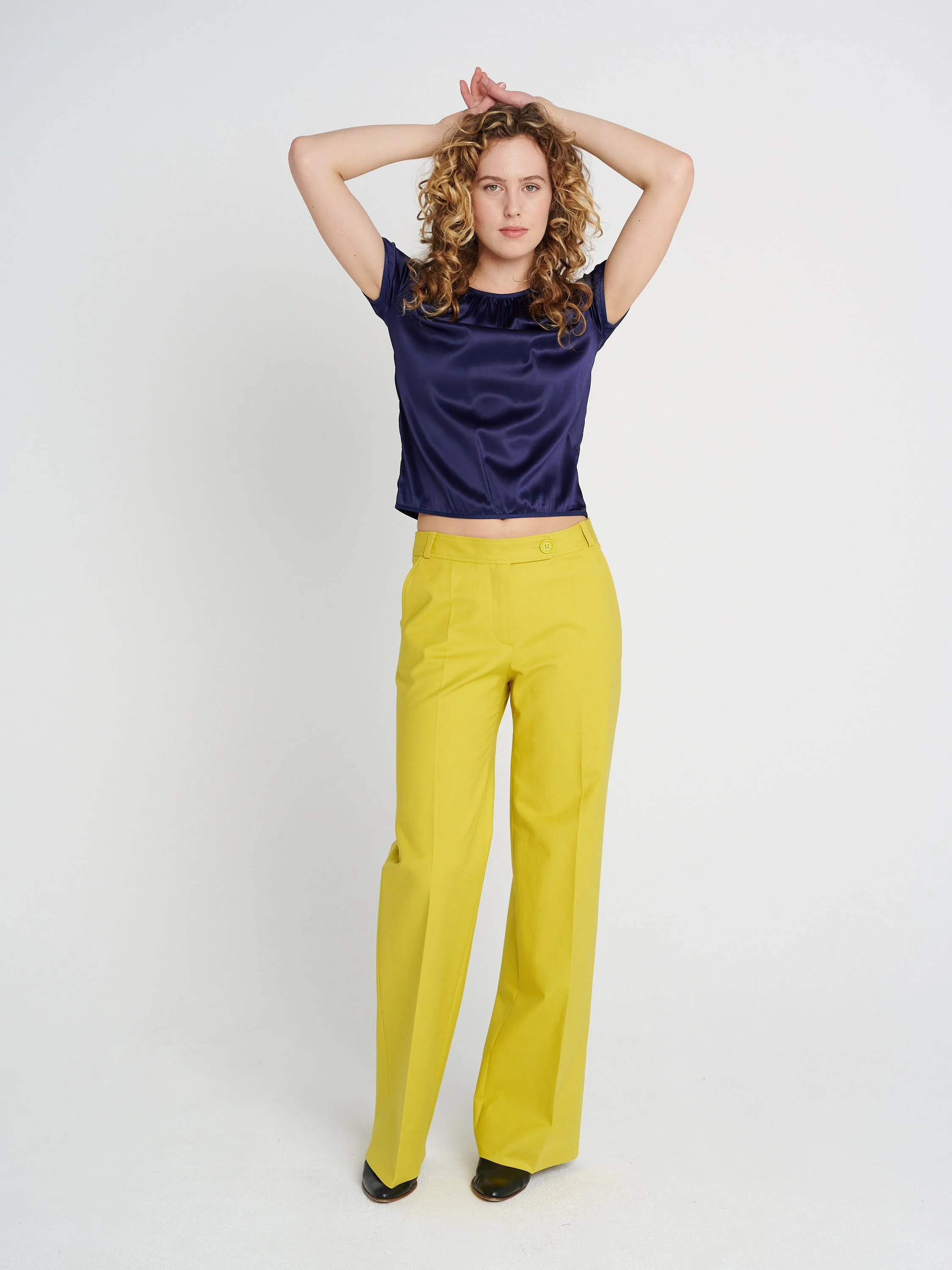 Moderne Baumwoll-Hose in gelb mit Bügelfalte, Klappentaschen und geradem Bein