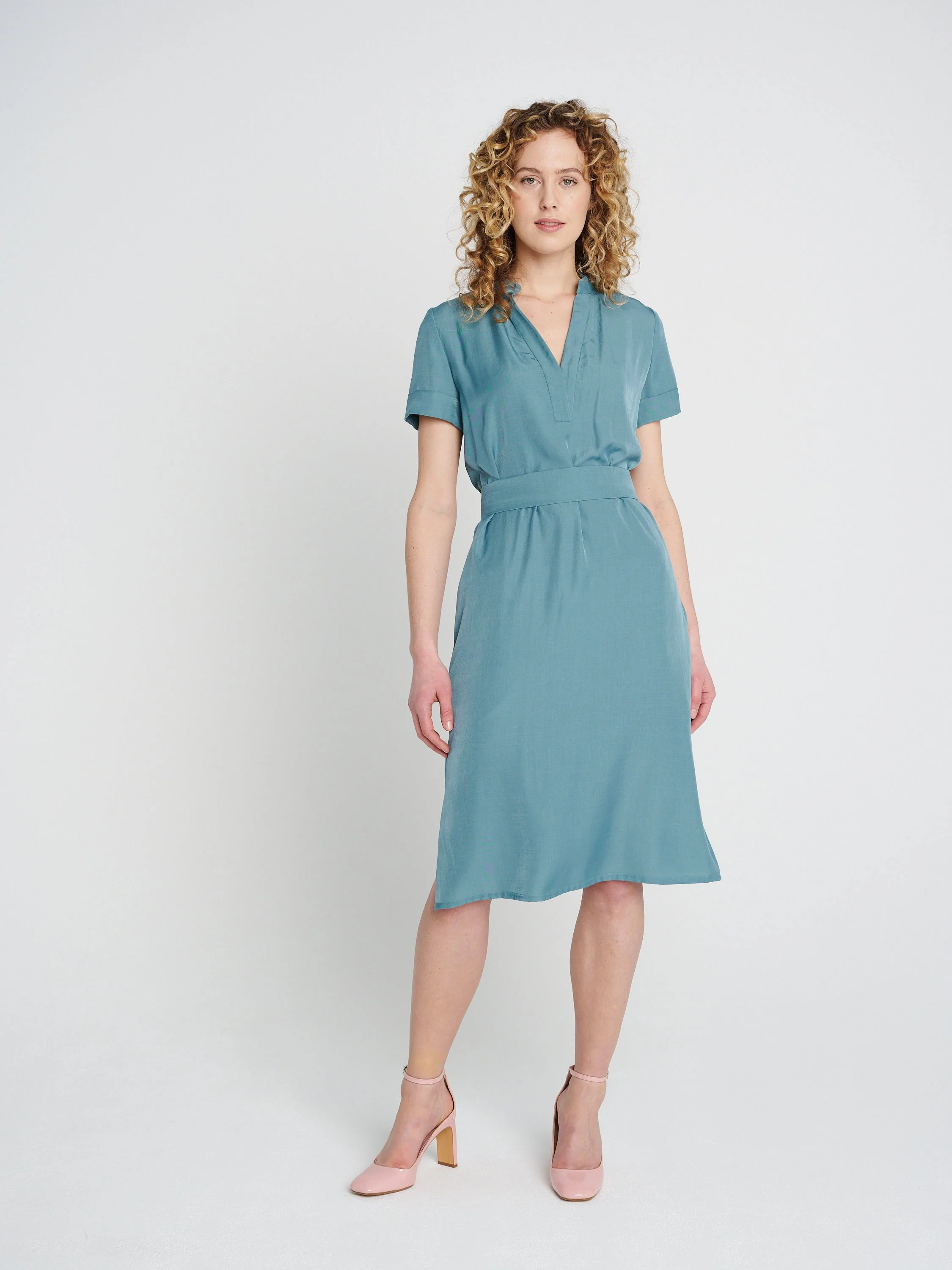 Tunika-Kleid in Knöchellang mit Schlitzen auf beiden Seiten, Ärmeln und Taschen in grün-blau.