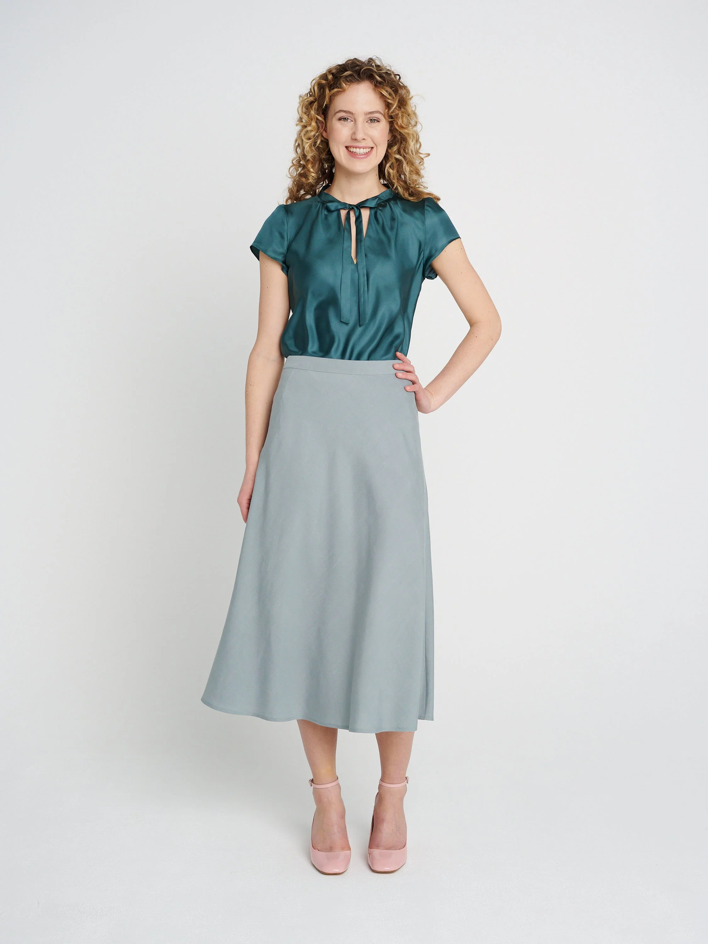 Sommerlicher Rock mit Taillenbündchen und schwingendem Saum in Midi, zeitlos in Salbeigrün