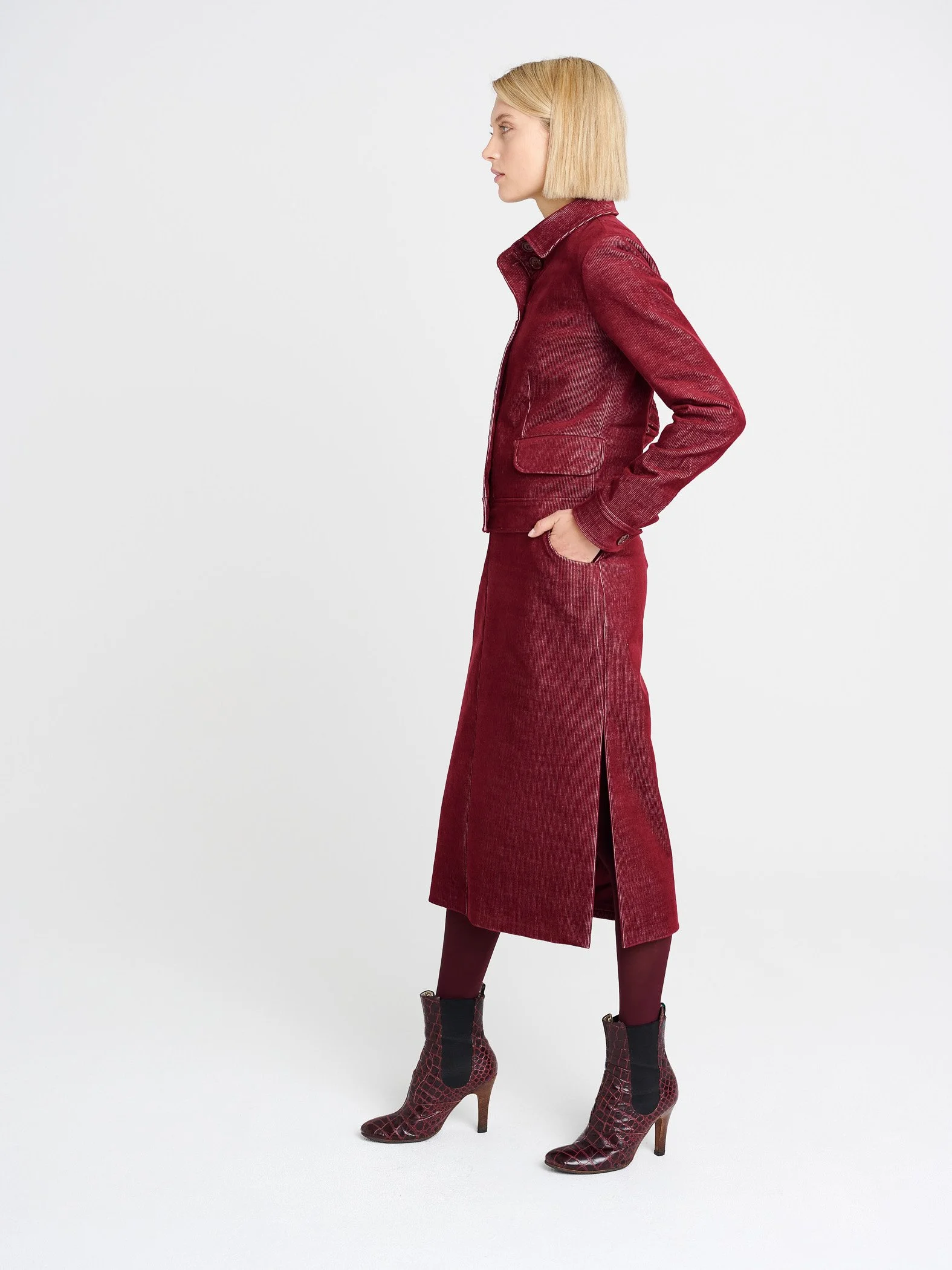 Kurze Jacke aus Crod mit runden Klappentaschen und Knöpfen in dunkelrot