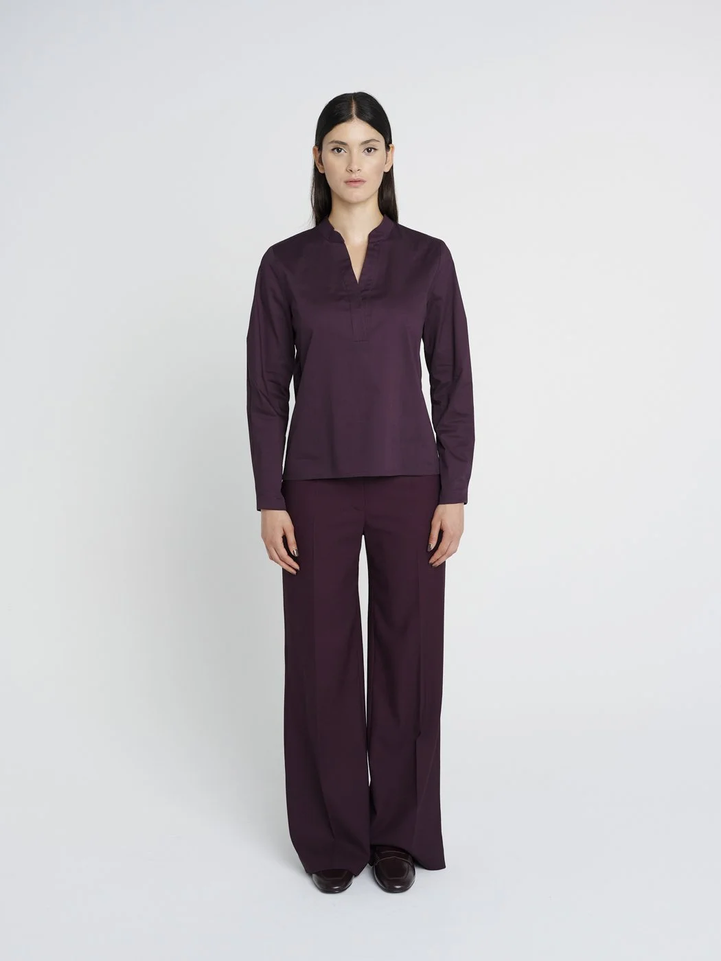 Lässig-elegante Tunika mit V-Ausschnitt und langen  Ärmeln, schmal am Handgelenk in dunkellila.