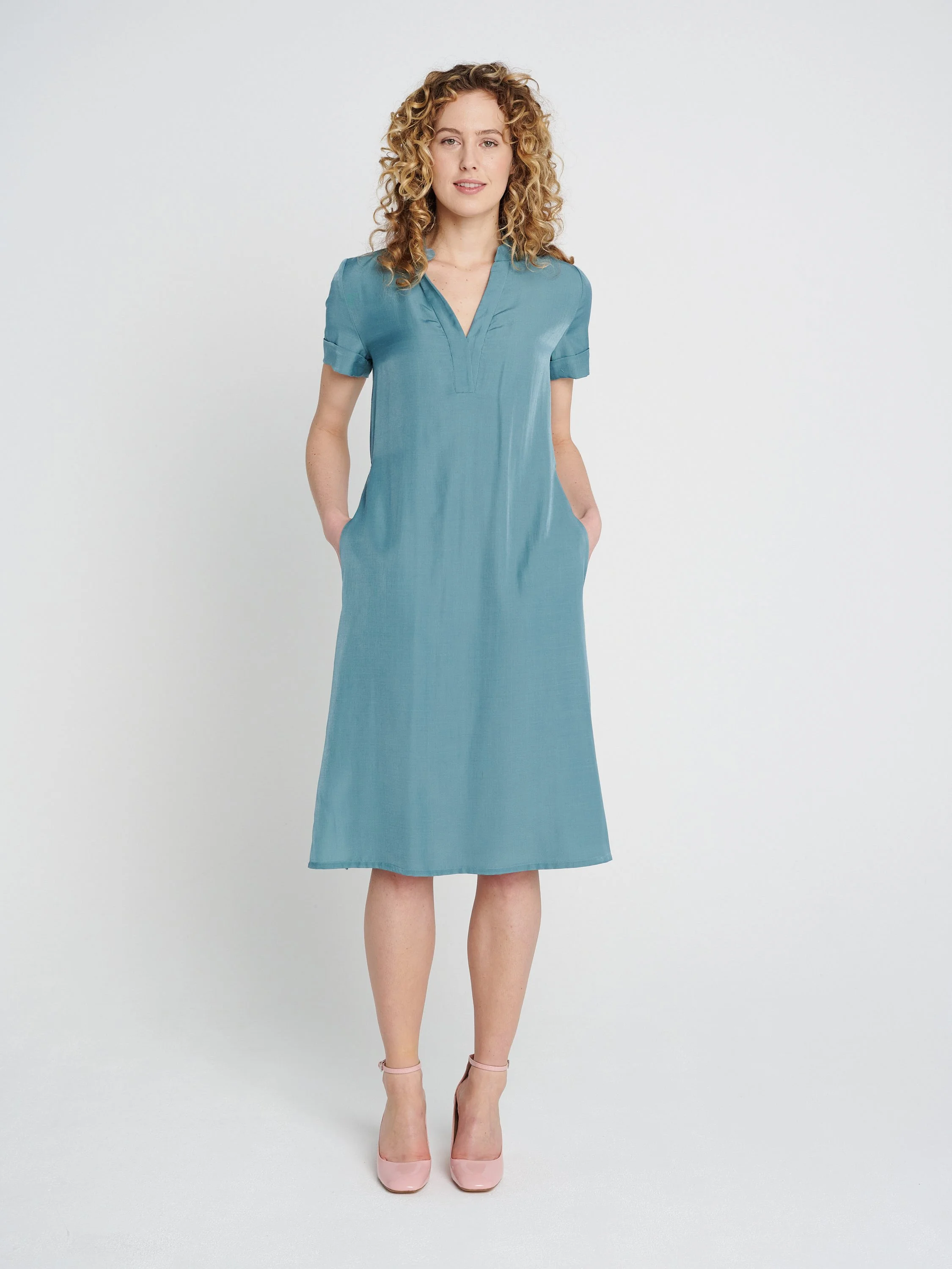 Tunika-Kleid in Knöchellang mit Schlitzen auf beiden Seiten, Ärmeln und Taschen in grün-blau.