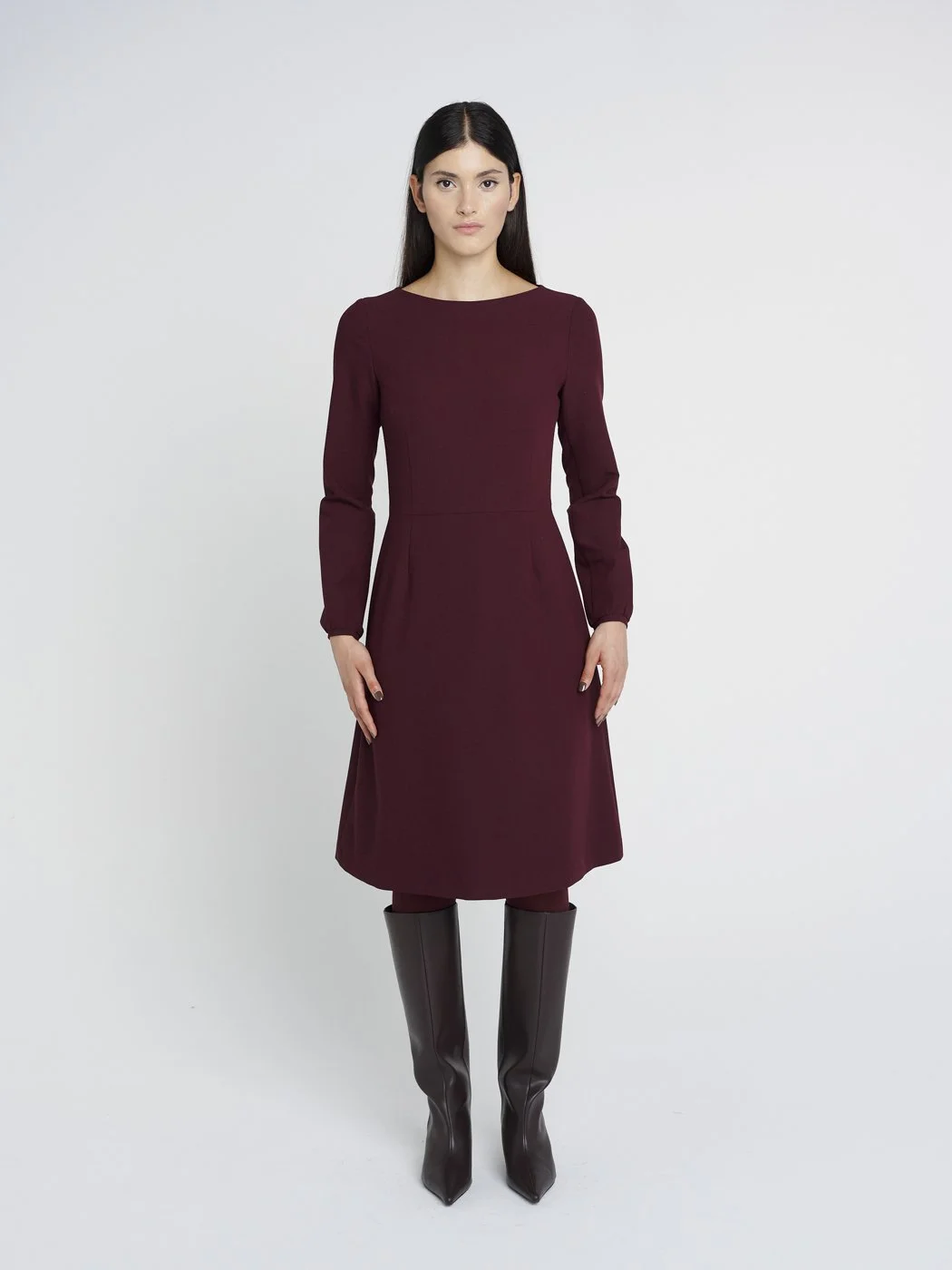 Elegantes, feminines Kleid mit schwingendem Rock und langen Ärmeln in dunkelrot, Oberteil eng geschnitten.