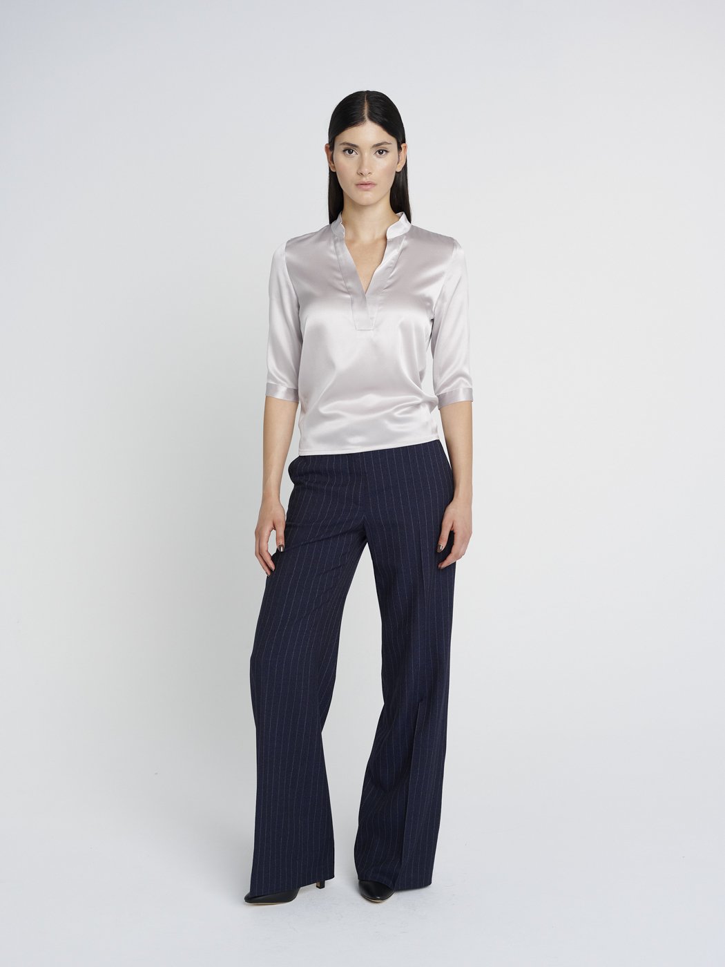 Seidenbluse im Tunika-Stil mit halblangen Ärmeln und V-Ausschnitt.