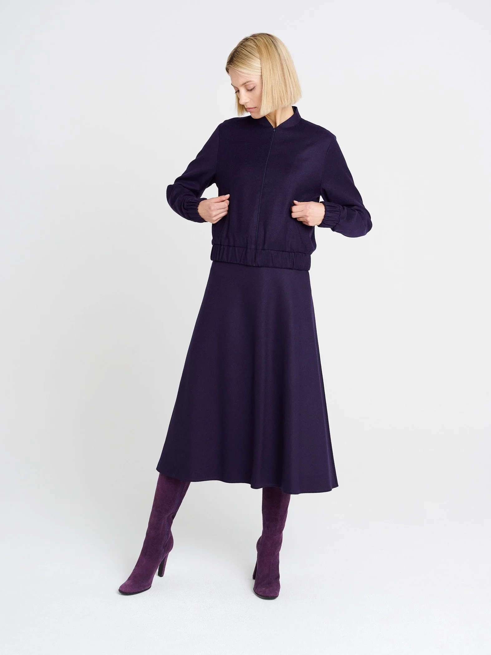 Moderne Blouson-Jacke mit weiten Ärmeln und Reißverschlusstaschen in dunkellila