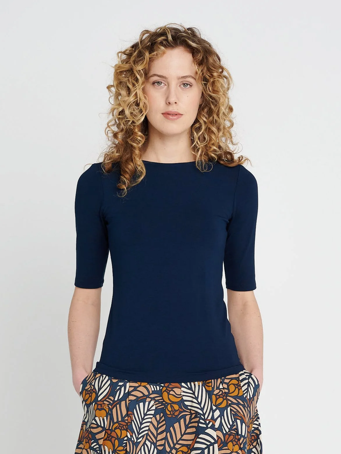 Enges T-Shirt mit U-Boot-Ausschnitt und engen, halblangen Ärmeln aus Jersey in dunkelblau.