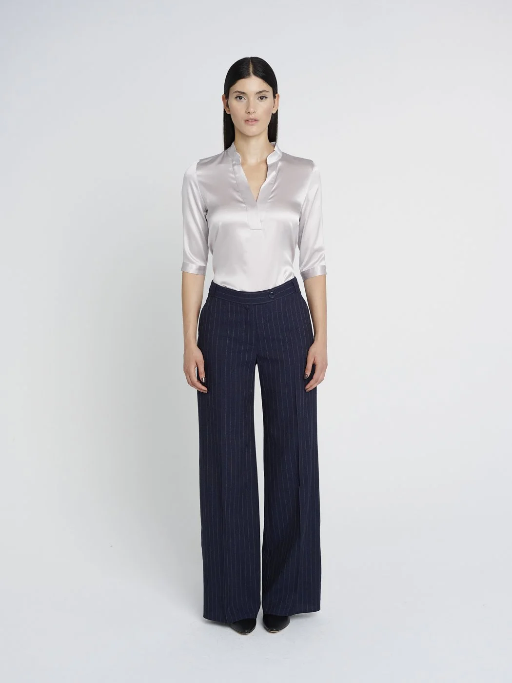 Seidenbluse im Tunika-Stil mit halblangen Ärmeln und V-Ausschnitt.