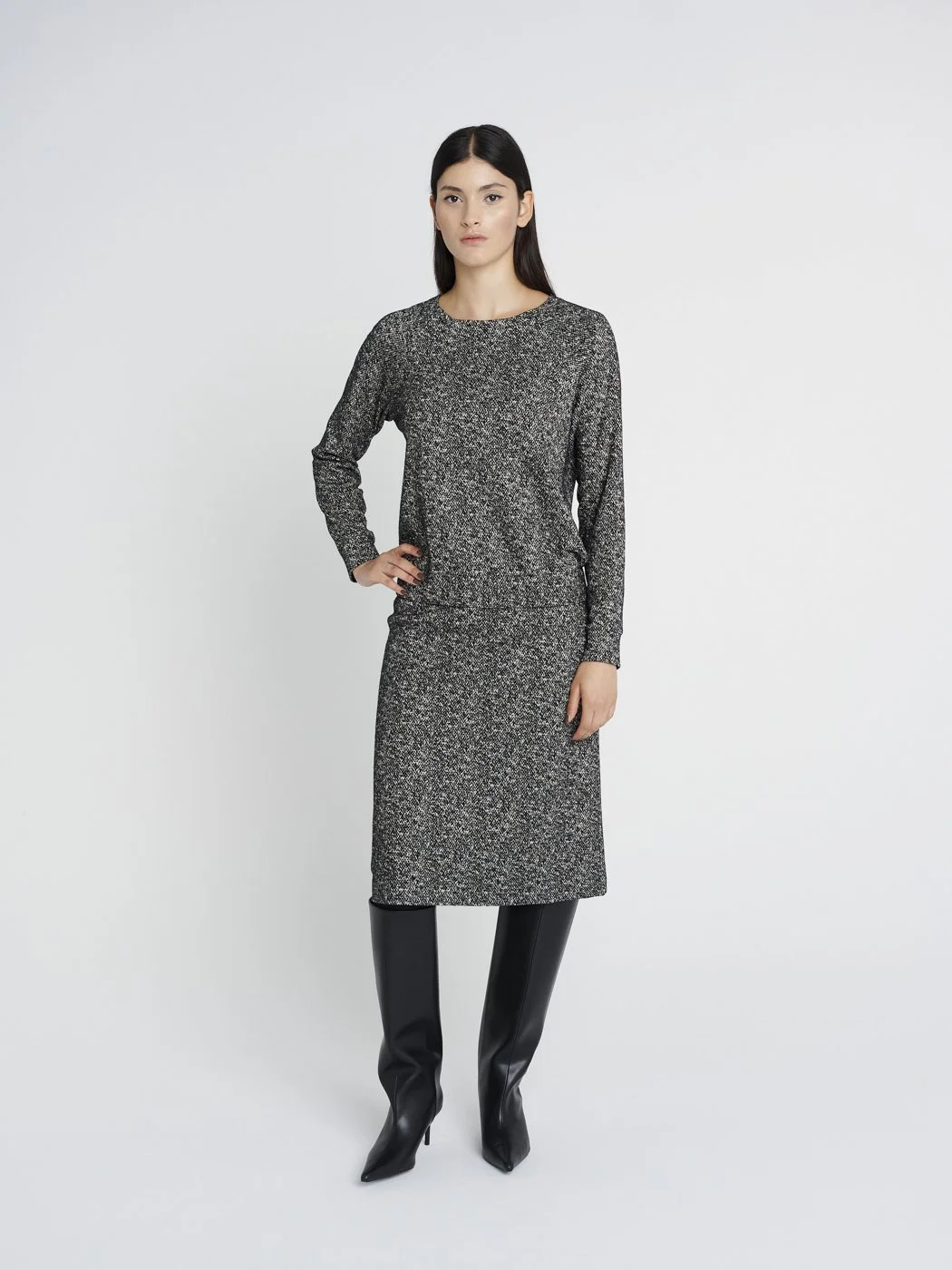 Langärmliger Sweater mit Gummi-Bündchen und rundem Ausschnitt in schwarz/ weiß meliert.