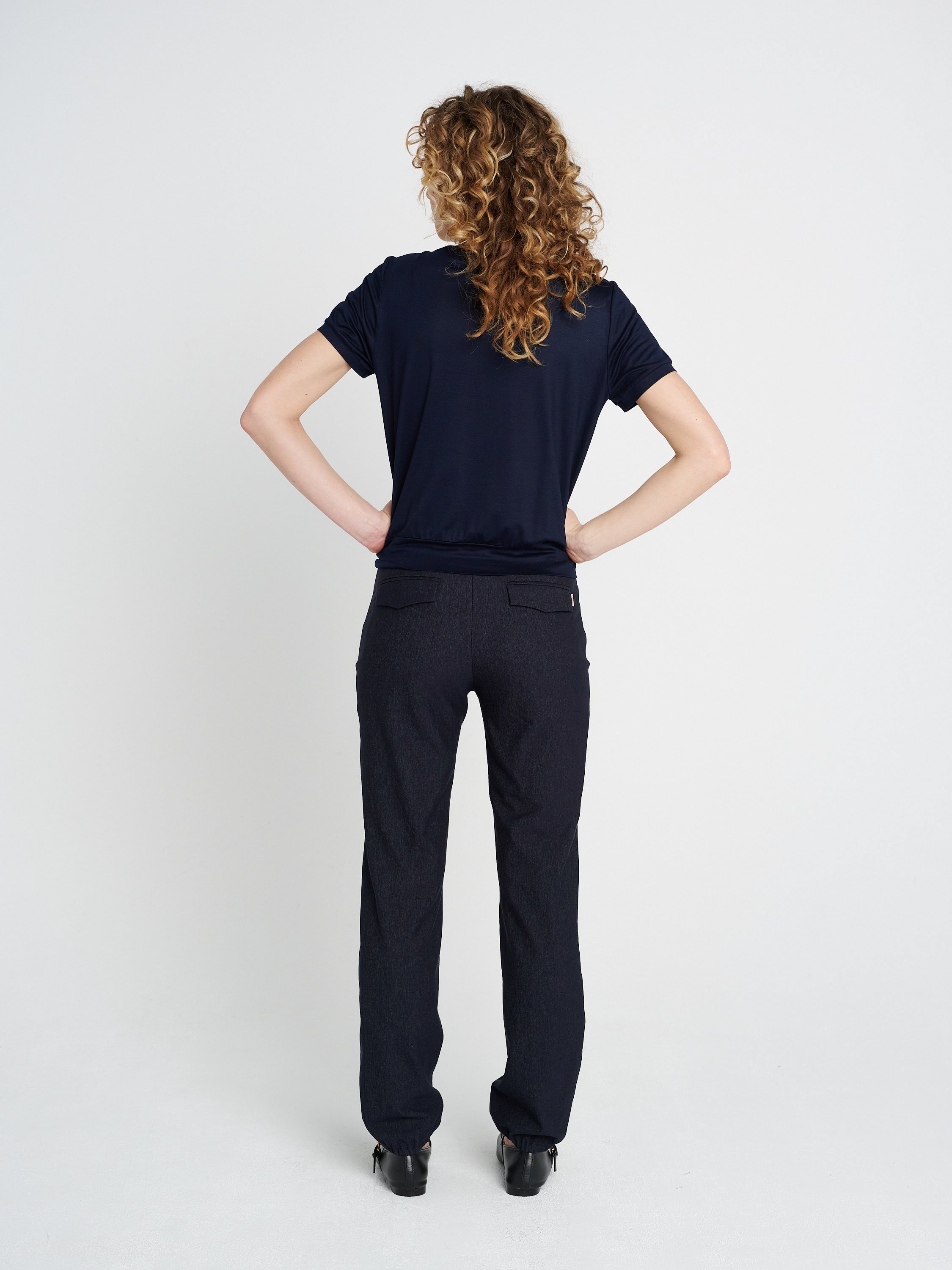 Dunkelblaue Jeans-Pumphose mit geradem Bein, lässig-elegant und gemütlich.