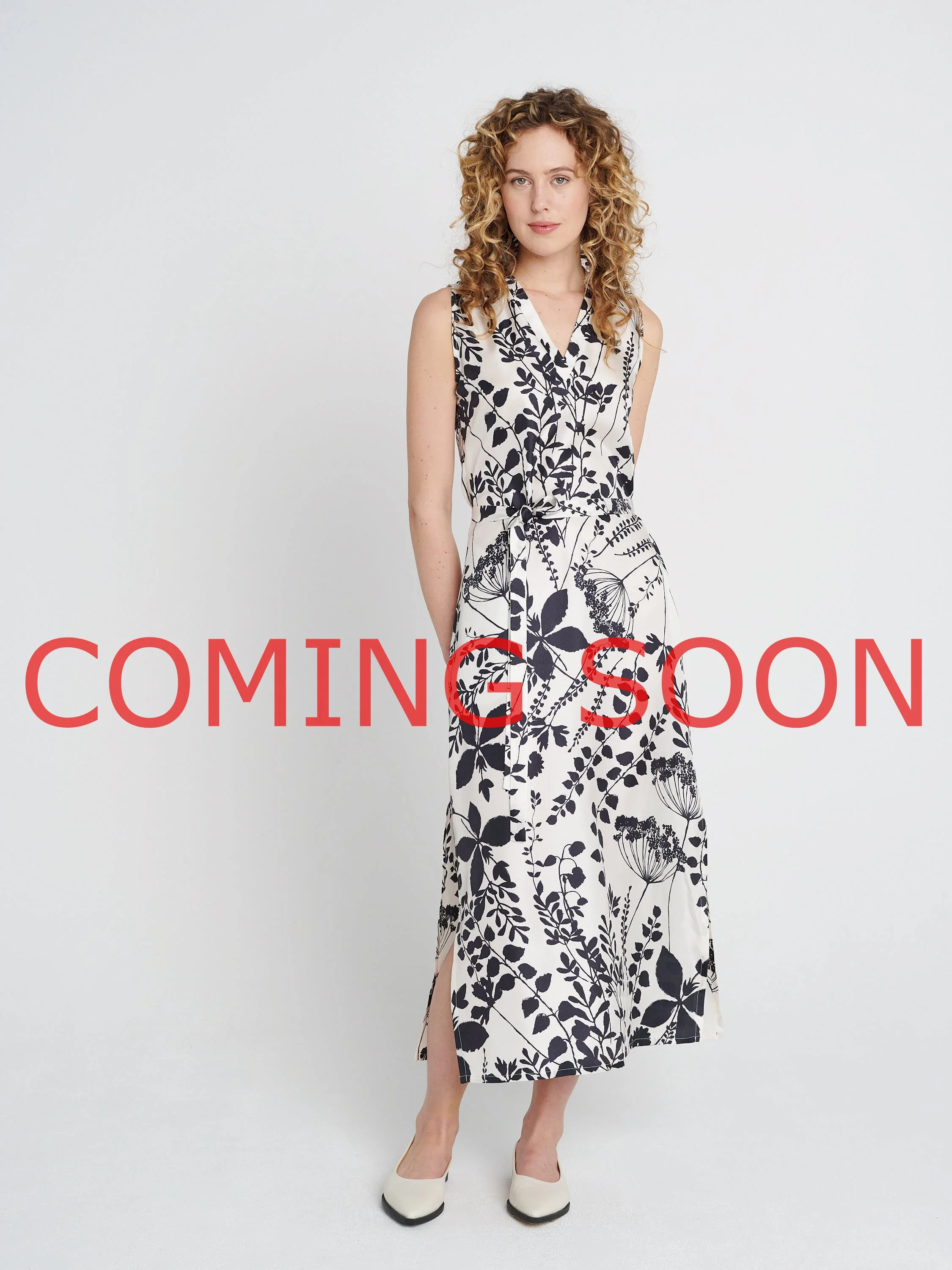 Elegant-lässiges Sommerkleid ohne Ärmel, Knöchellang mit Schlitz und passendem Bintegürtel in schwarz/ weiß Blumenmuster.