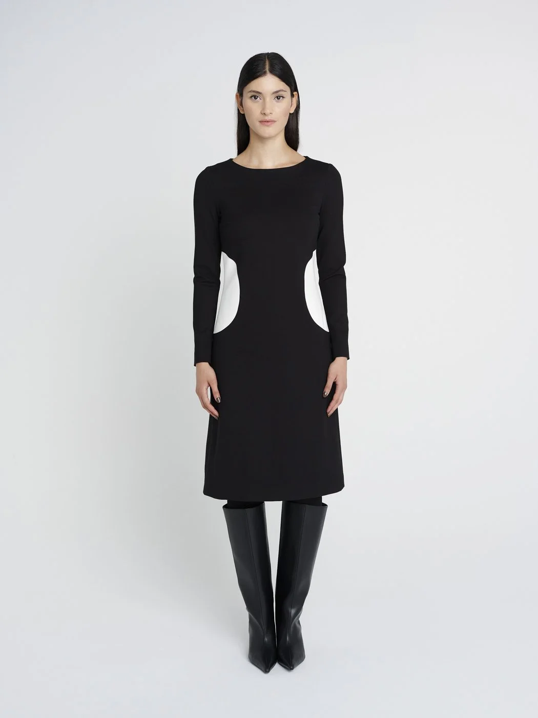 Zweifarbiges Kleid in schwarz-weiß, Sixties-Look mit rundem Ausschnitt und schmalen, langen Ärmeln.