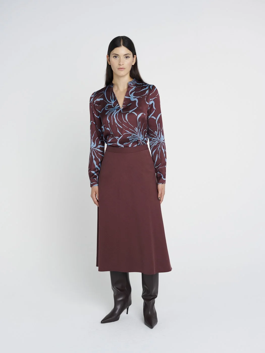 Elegante Bluse aus Viskose in hellblau und dunkelrot, lange Ärmel und V-Ausschnitt.