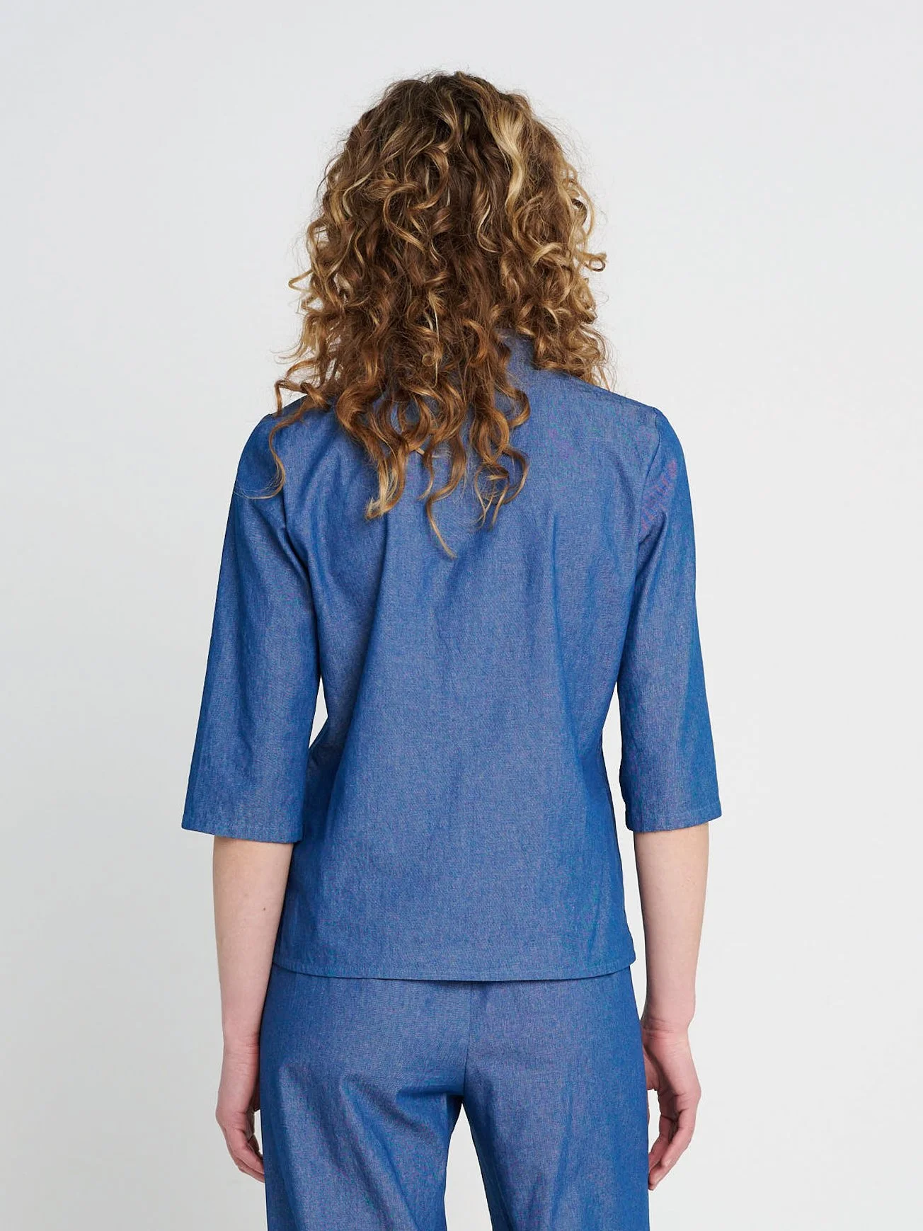 Bluse mit klassischem Tunika-Ausschnitt und halblangen Ärmeln aus blauer Baumwolle im Jeanslook