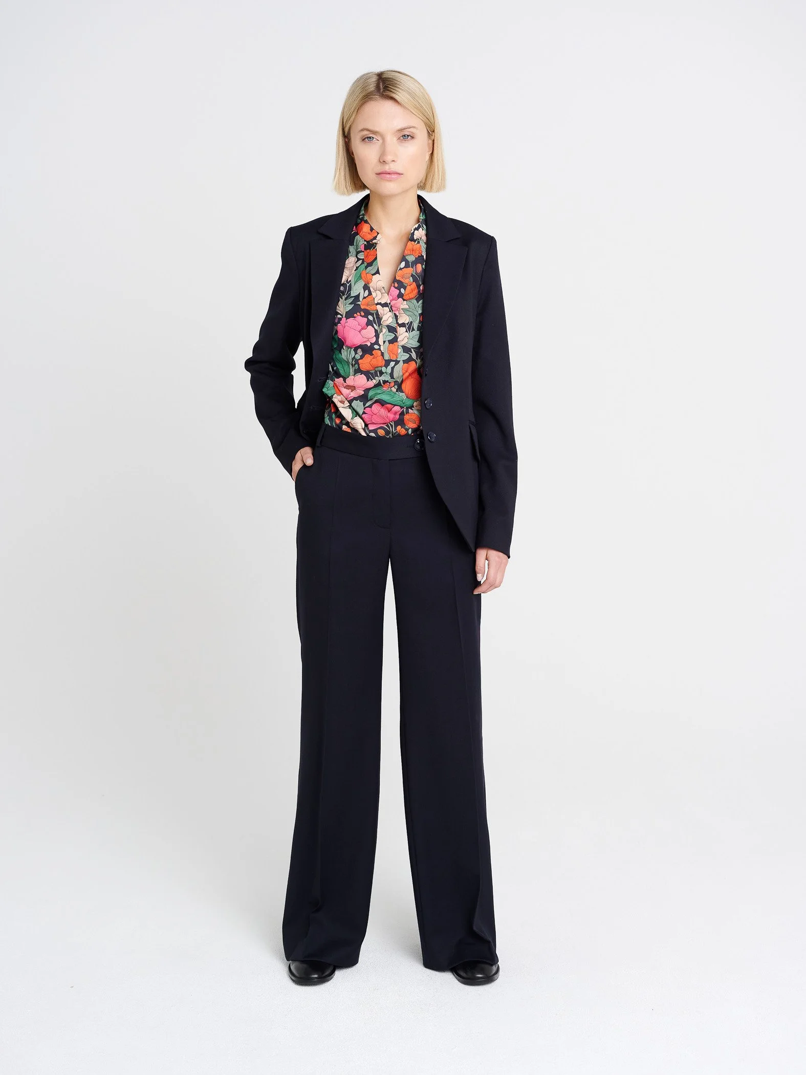 Elegante Tunika mit kleinem Kragen und V-Ausschnitt mit Falten am Ärmeln in floral gemustert