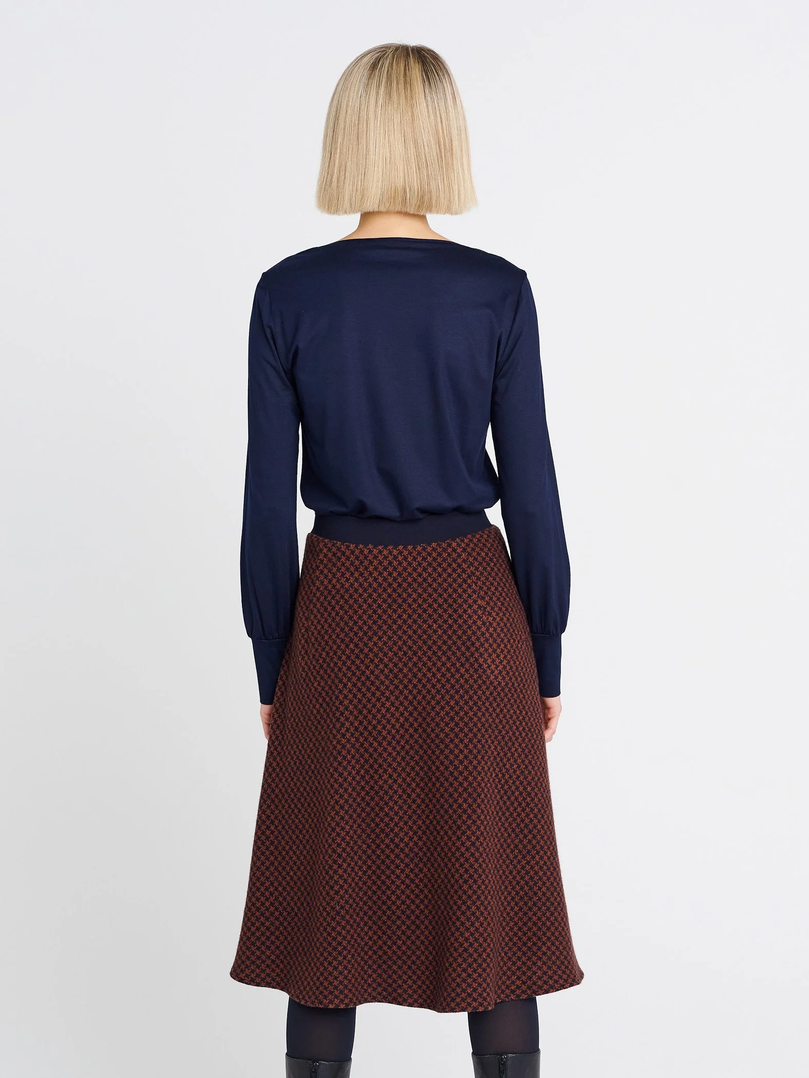 Fließendes dunkelblaues Designershirt für Damen, langer Arm, Rundhals mit feinem Paspel, aus hochwertiger Viscose