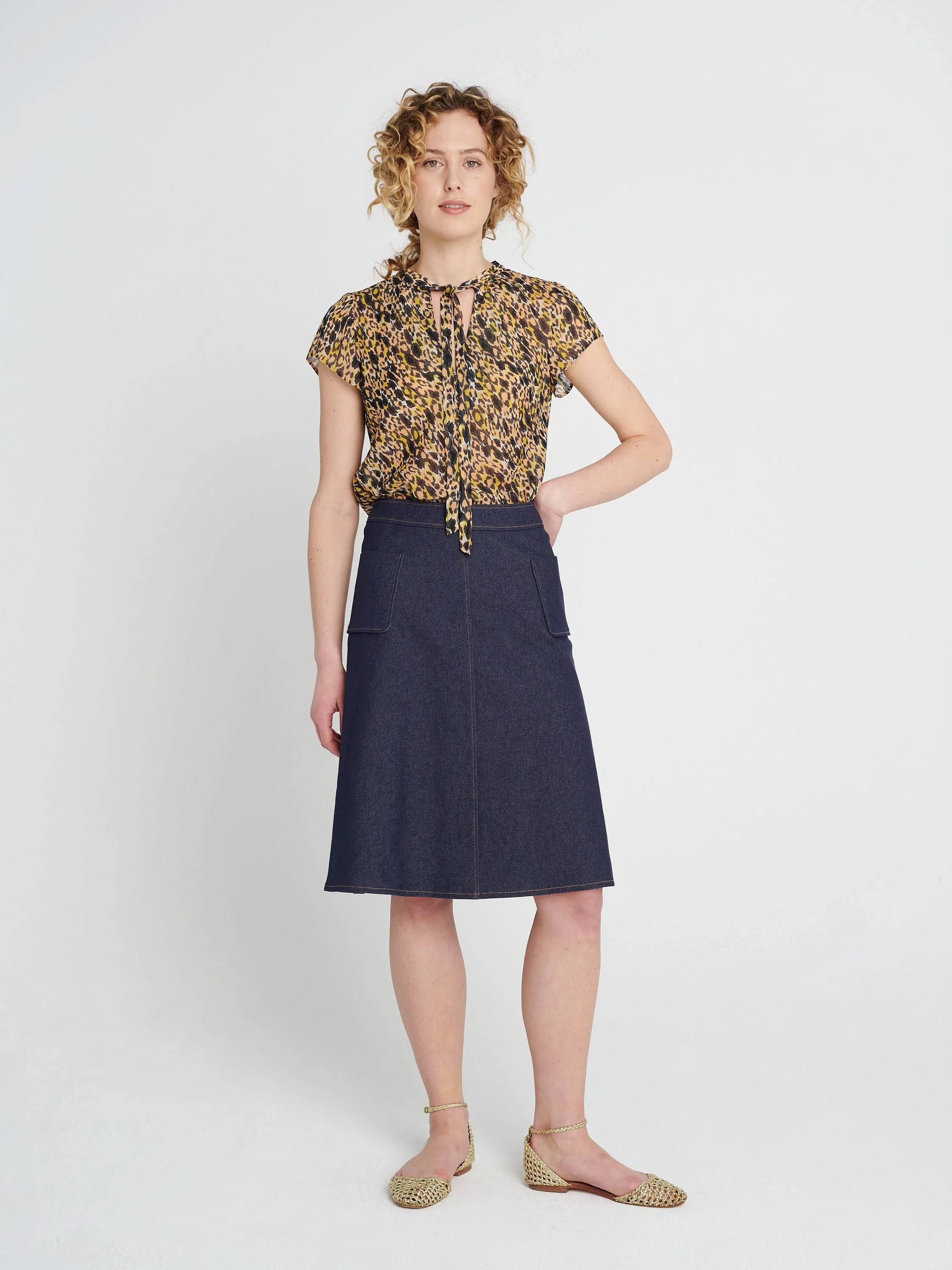 Knielanger A-Linien Rock aus Denim in dunkelblau mit aufgenähten Taschen und farbigen Nähten