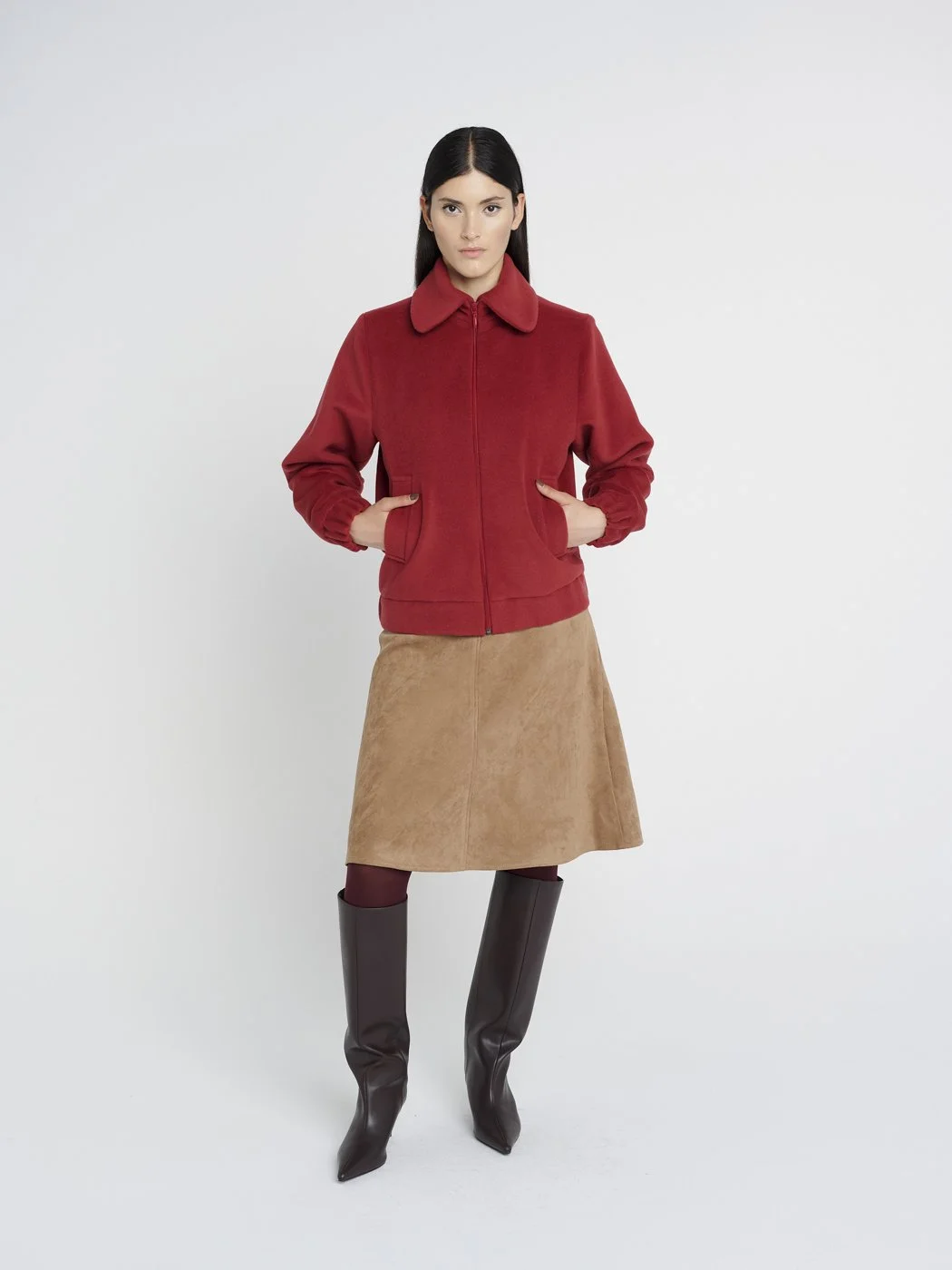 Elegant-Lässige Blousonjacke in rot, endet auf der Hüfte mit breiten Taschen und großem Kragen.