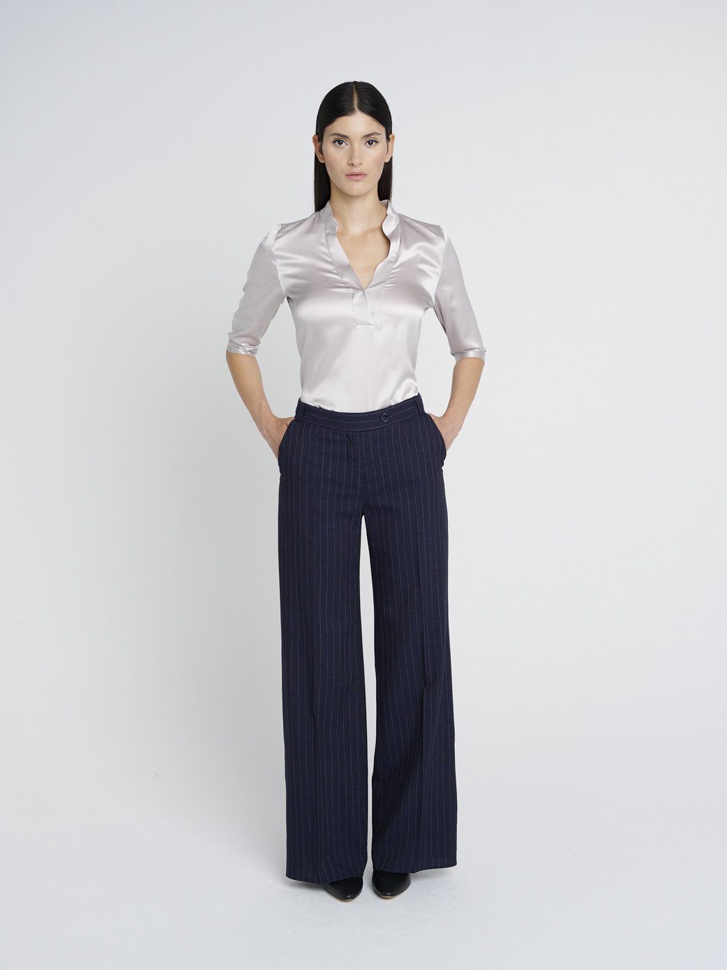 Elegant-Lässige Hose mit Klappentaschen hinten und Bügelfalte, dunkelblau Nadelstreifen.
