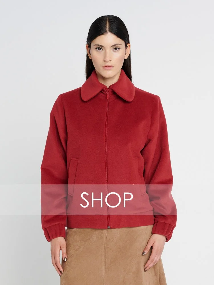 Roter Winterblouson mit großem Hemdkragen und Reißverschluss vorne