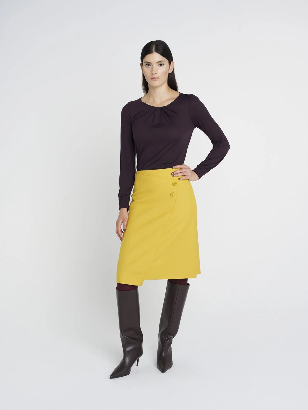 Leuchtend gelber, asymmetrischer Wollrock, knielang im sixties-Stil, knöpfe vorne, leichte A-Linie.