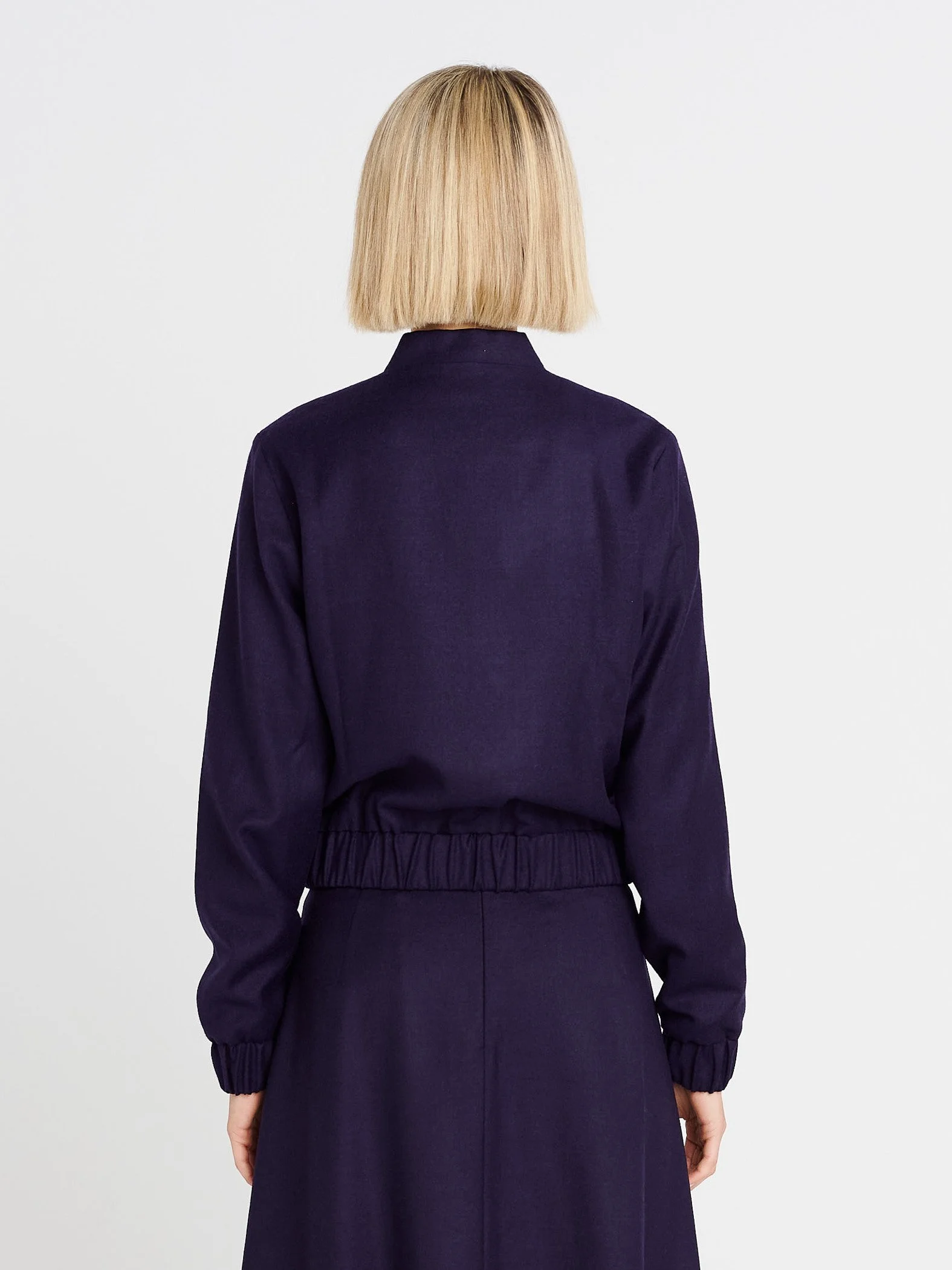 Moderne Blouson-Jacke mit weiten Ärmeln und Reißverschlusstaschen in dunkellila