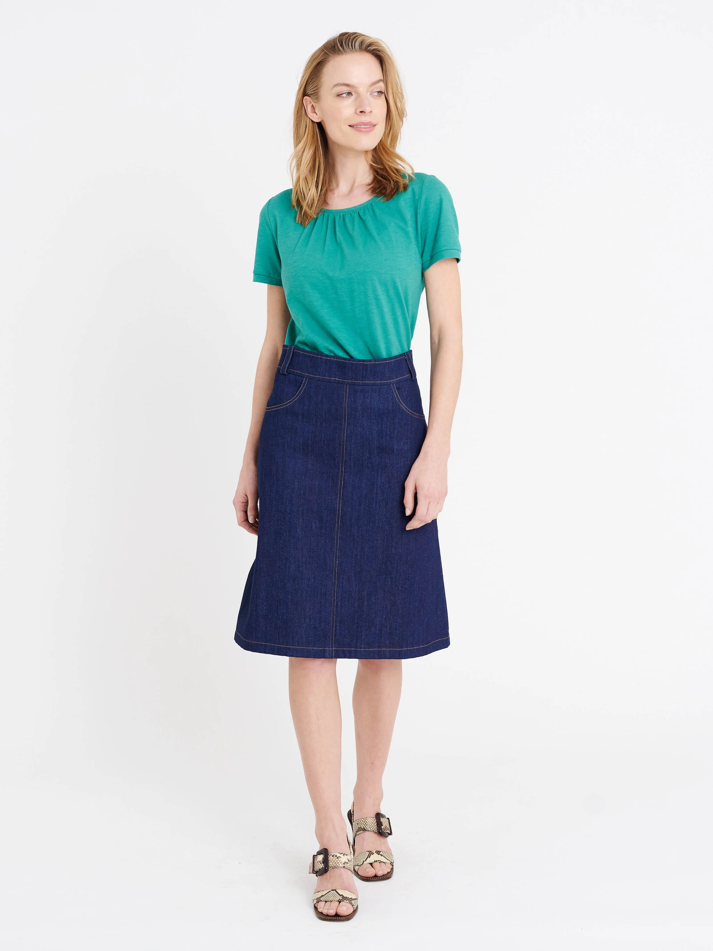 Eleganter, sportlicher Jeansrock mit leichter A-Linien Silhouette jeans mit Kontrastnähten