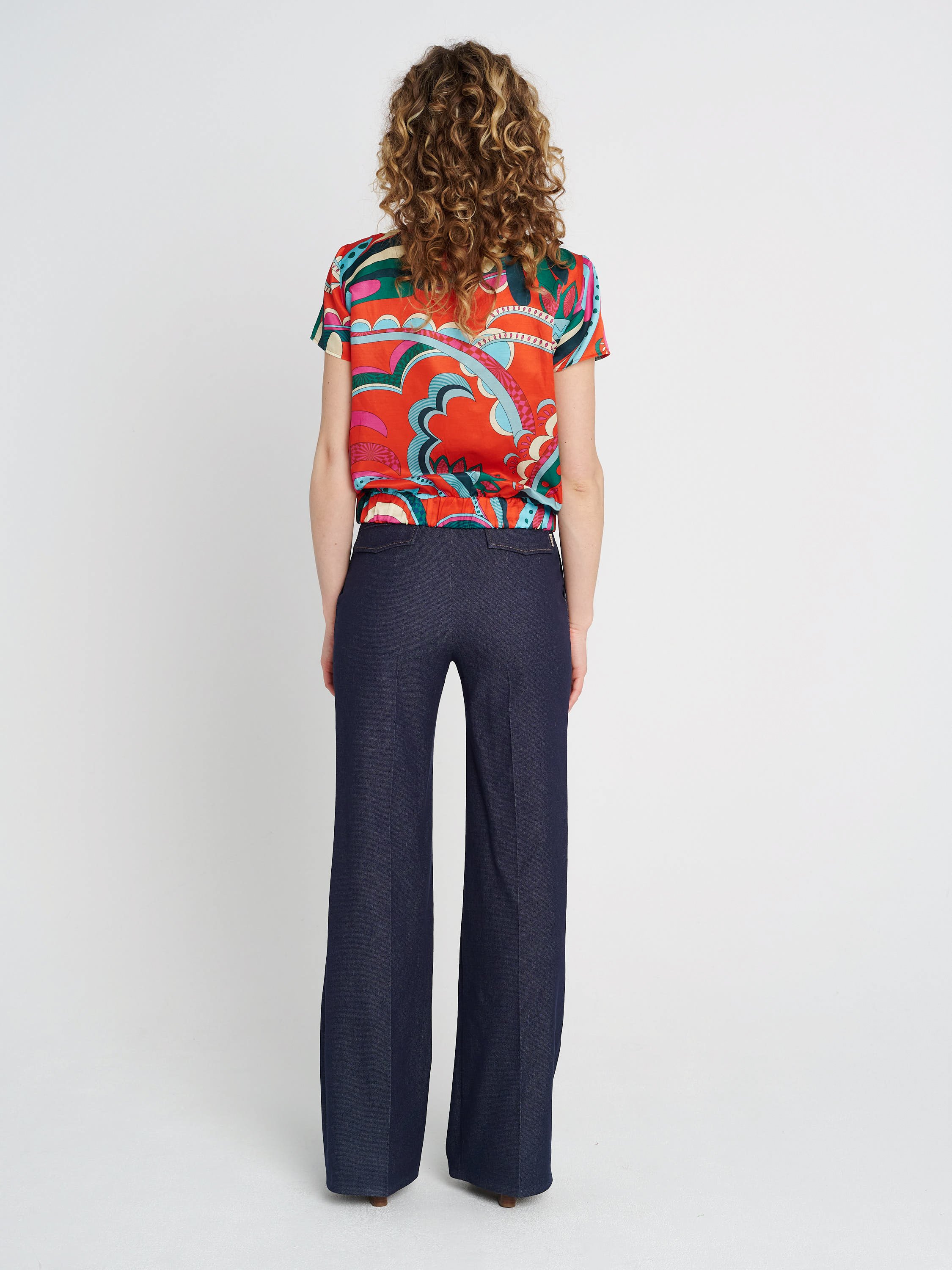 Weite Jeans in dunkelblau, Taschen und Bündchen mit Gürtelschlaufen aus elastischer Baumwolle.