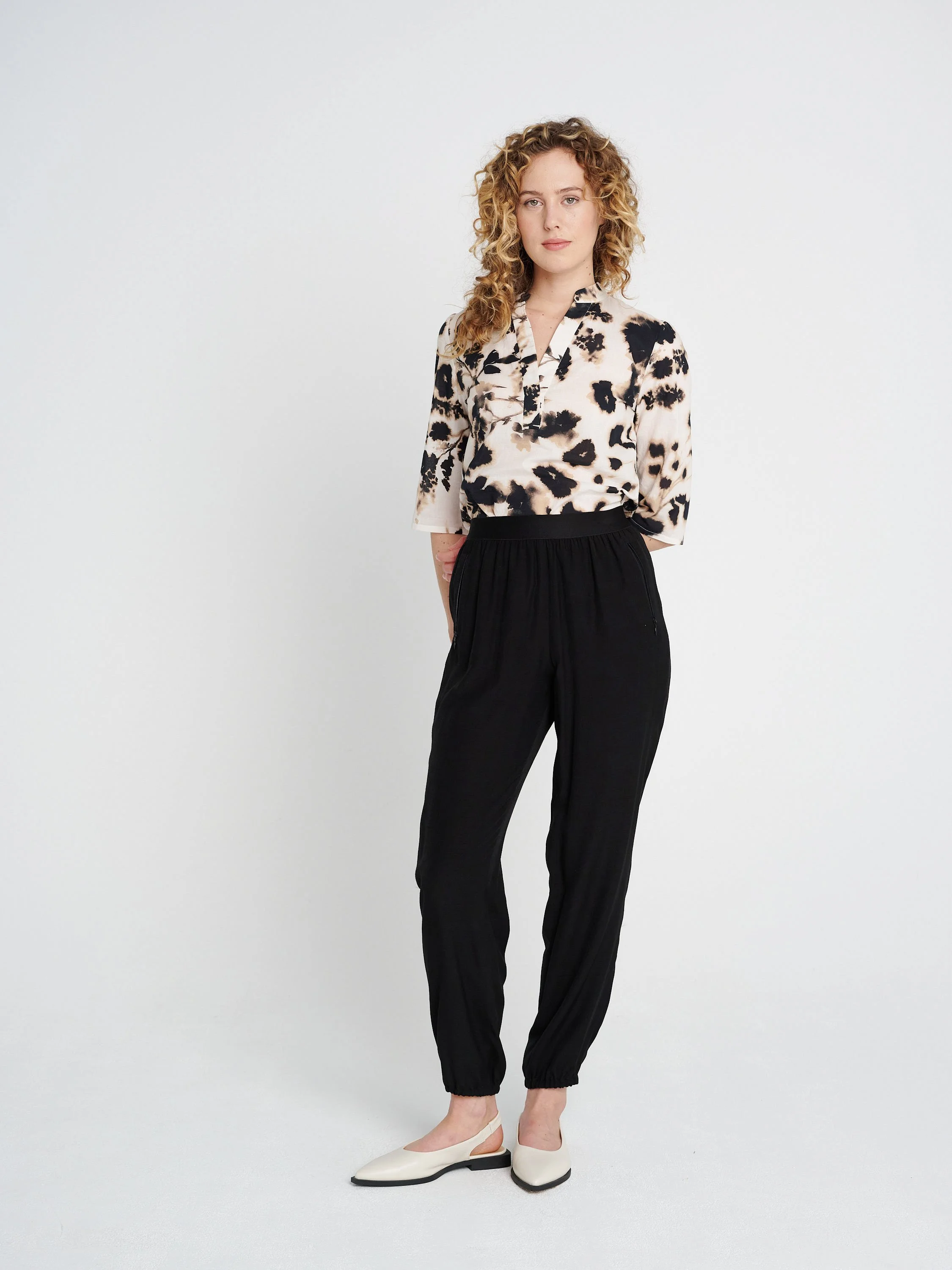 Sommerliche, gemütliche Hose mit fließendem Fall, elastisches Bündchen, schmales Bein in schwarz