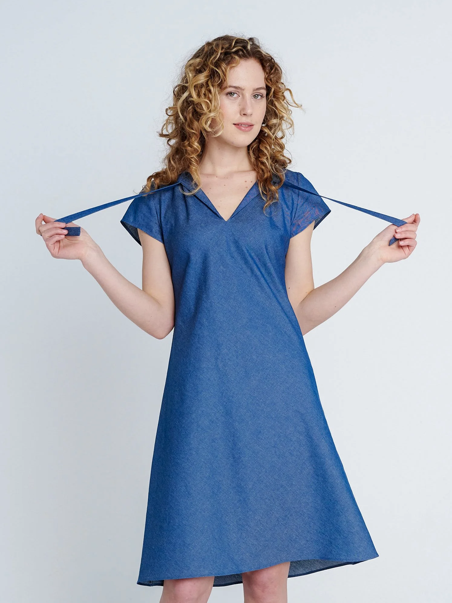 Sommerliches figurbetontes Kleid im blauen Jeans-Look mit kurzen Ärmeln und schwingendem Saum.