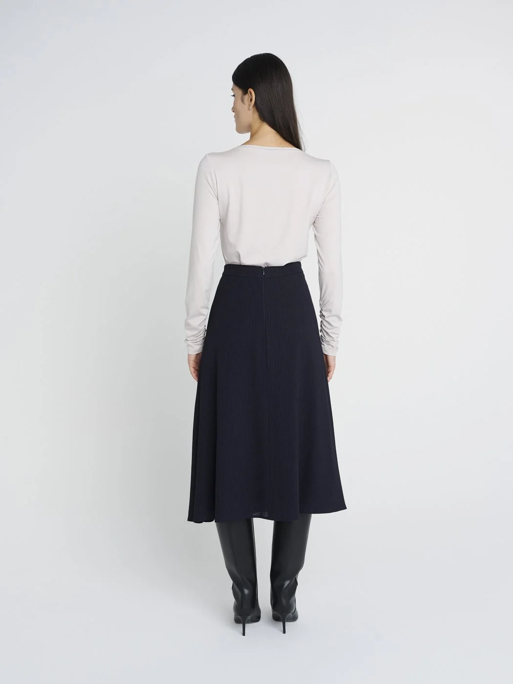 Eleganter, mittellanger Rock, ausgestellt mit Bündchen an der Taille in dunkelblau mit Nadelstreifen.