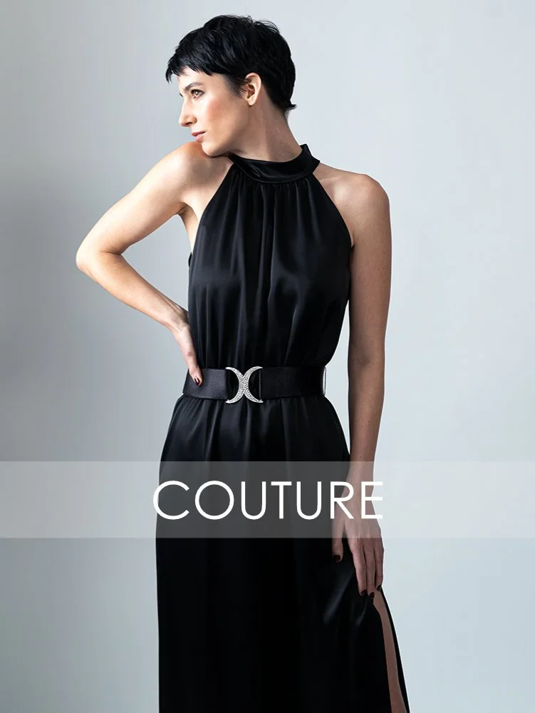 Abendkleid mit Neckholder-Ausschnitt und hohem Schlitz, bodenlang.