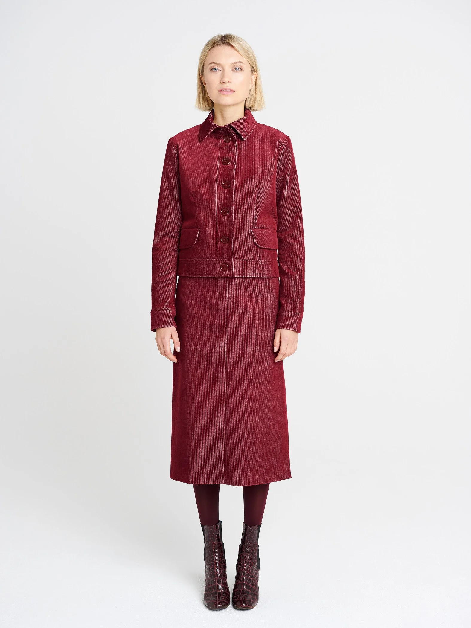 Kurze Jacke aus Crod mit runden Klappentaschen und Knöpfen in dunkelrot