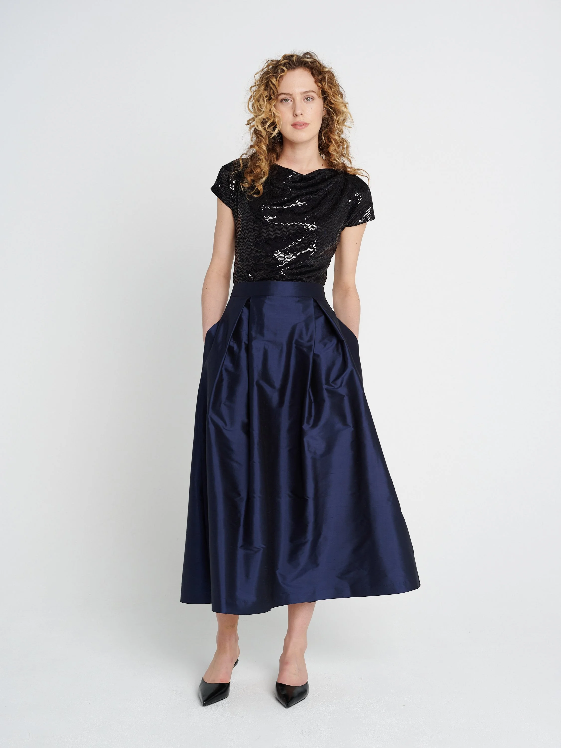 Elegantes Oberteil, schmal, wasserfallausschnitt, Kurzarm in schwarz, Paillettenoberteil.