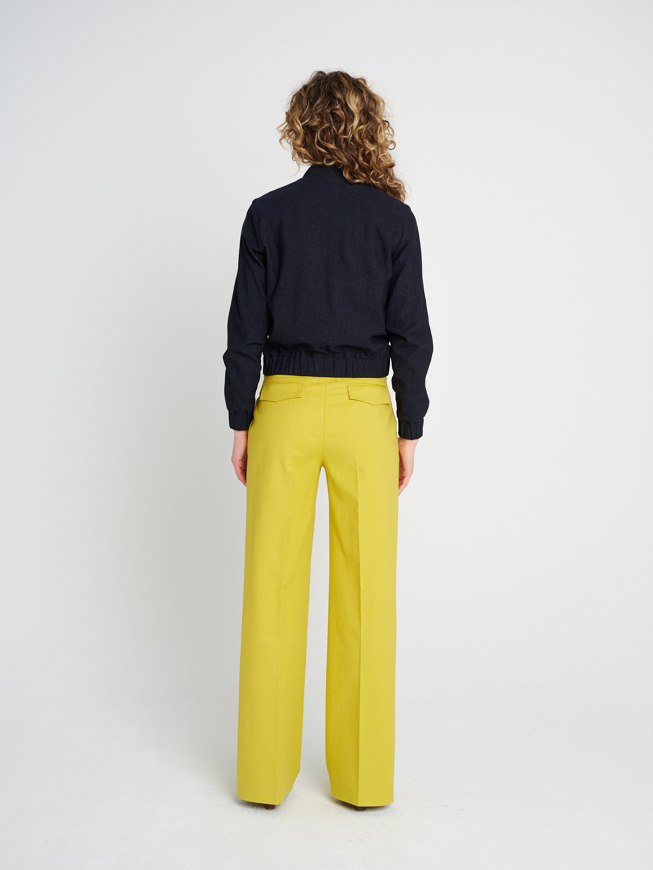 Bomberjacke aus Jeans mit Reißverschlusstaschen und Stehkragen, Hüftlang, locker geschnitten.