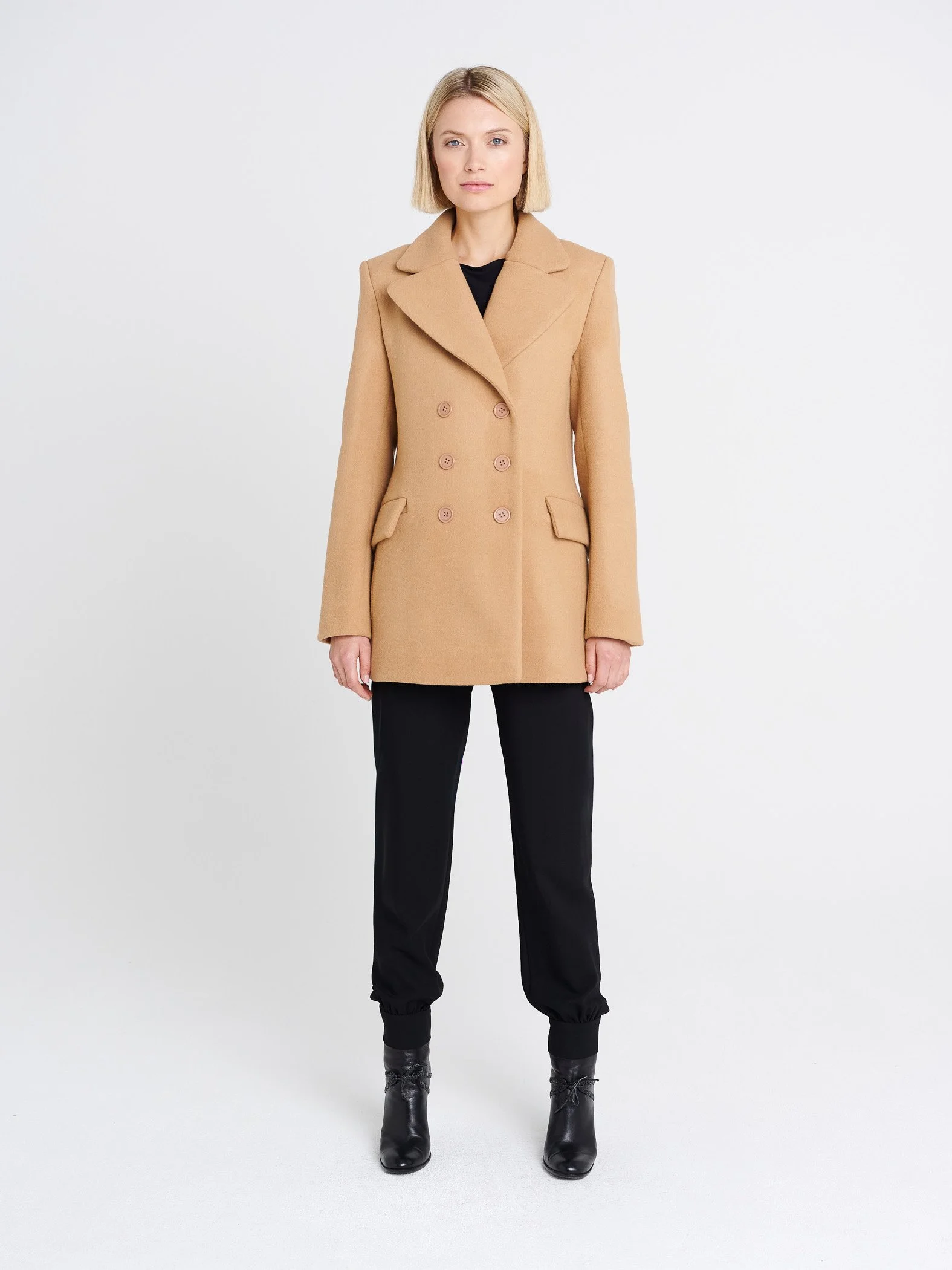 Damenmantel aus Wolle mit abgerundetem Kragen und Klappentaschen, hüftlang in beige