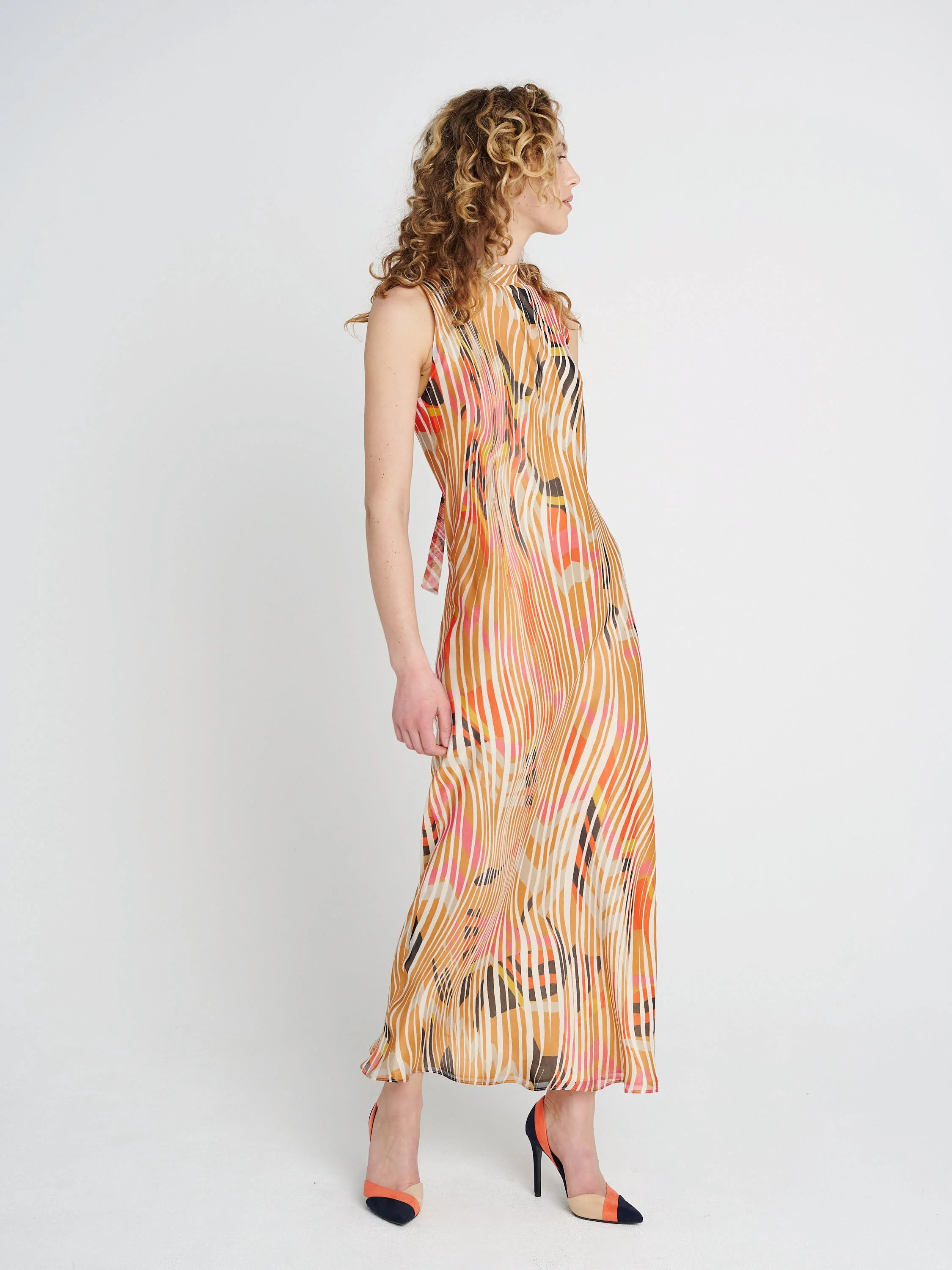 Sommer-Abendkleid für Anlässe und Hochzeitsgäste in rosa/ orannge/ creme gemustert, ohne Ärmel.