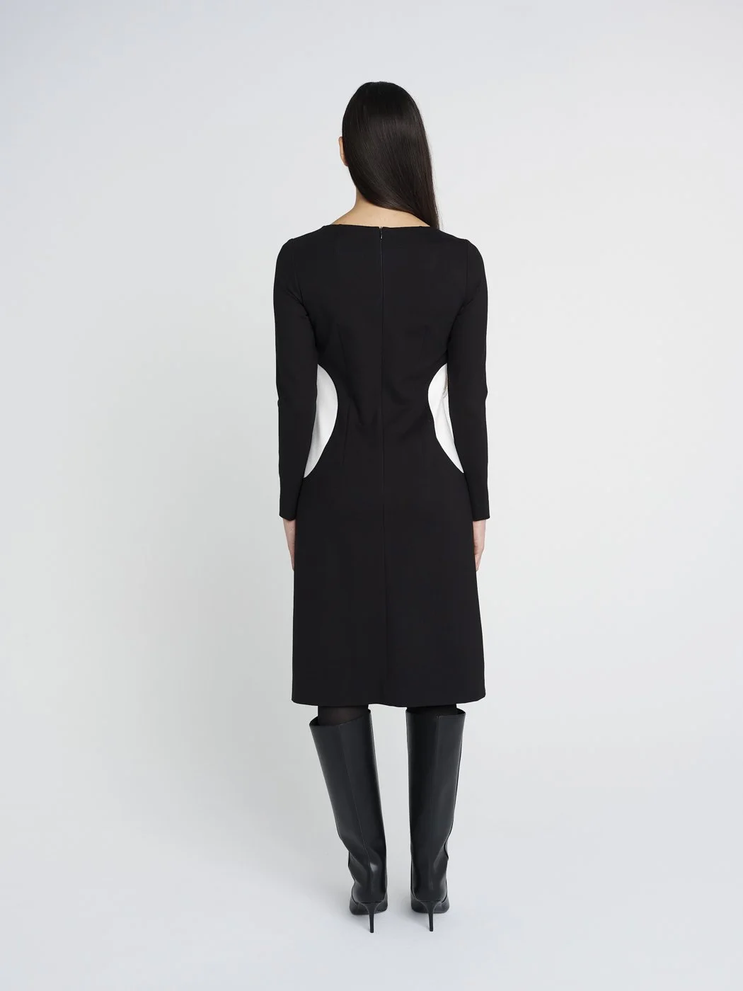Zweifarbiges Kleid in schwarz-weiß, Sixties-Look mit rundem Ausschnitt und schmalen, langen Ärmeln.