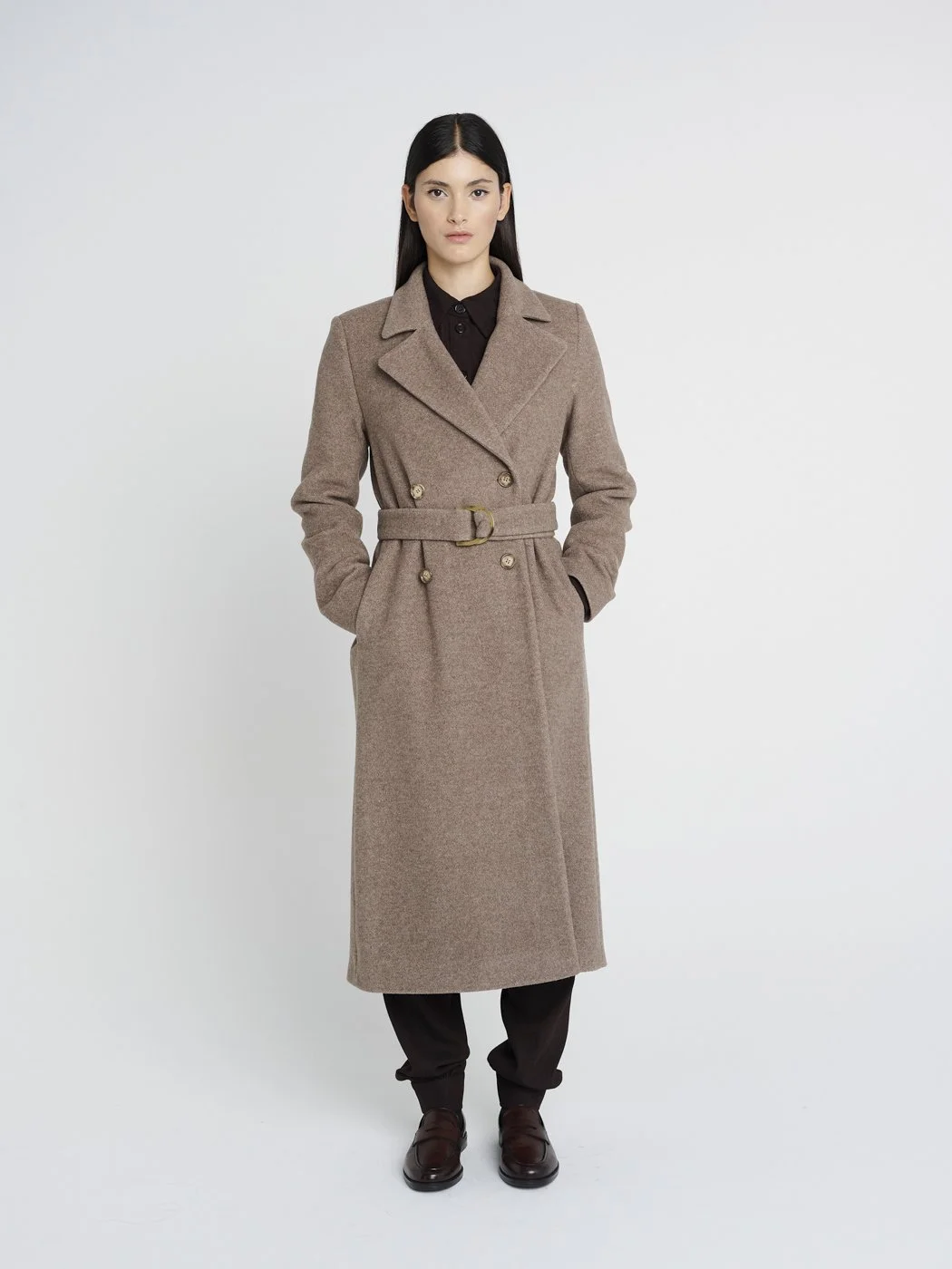 Lässiger, langer Wintermantel, braun/grau mit gleichfarbigem Gürtel, breites Revers und Taschen.