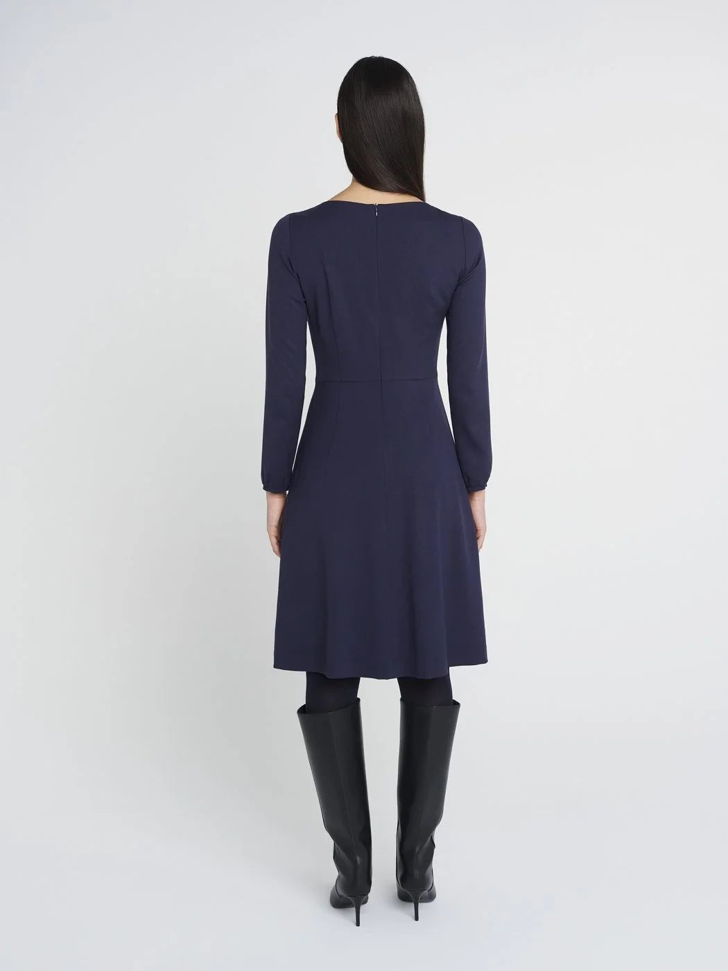 Knielanges, tailliertes Winterkleid aus dunkelblauer Schurwolle, weiter Rock und Rundhalsausschnitt.