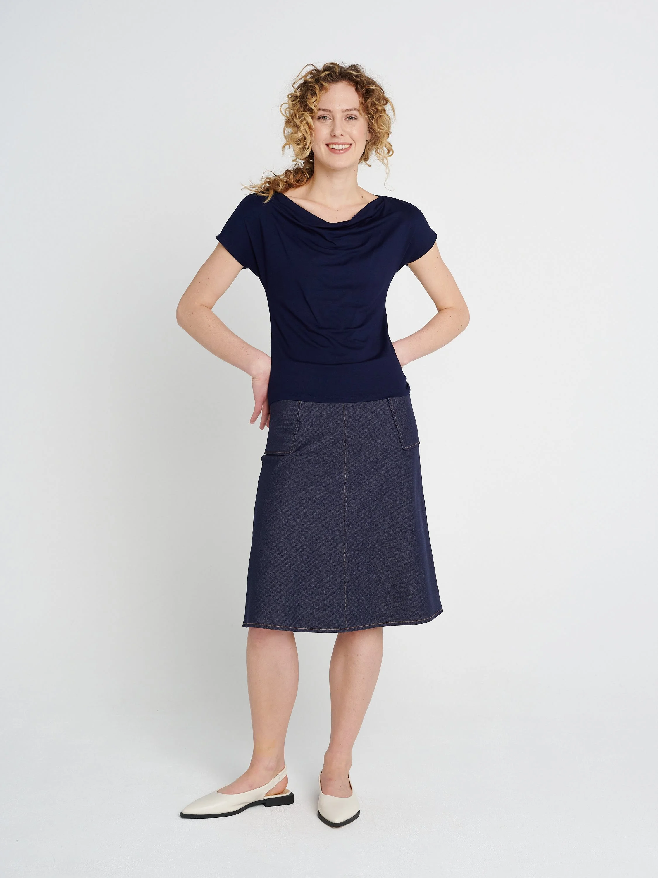 Enges T-Shirt mit U-Boot-Ausschnitt und engen, halblangen Ärmeln aus Jersey in dunkelblau.