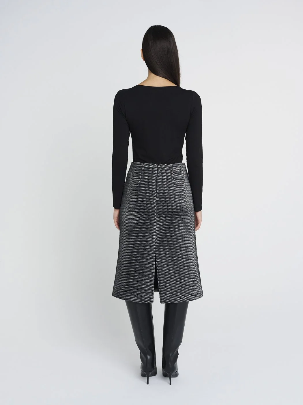 Leicht ausgestellter Midi-Rock mit aufgesetzten, runden Taschen aus schwarz/ weißem Netzgewebe.