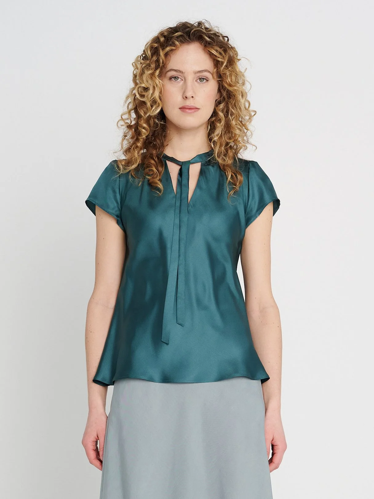 Dunkeltürkises Neckholder-Oberteil mit luftigem Fall, ohne Ärmel mit schmalem Kragen und V-Ausschnitt.