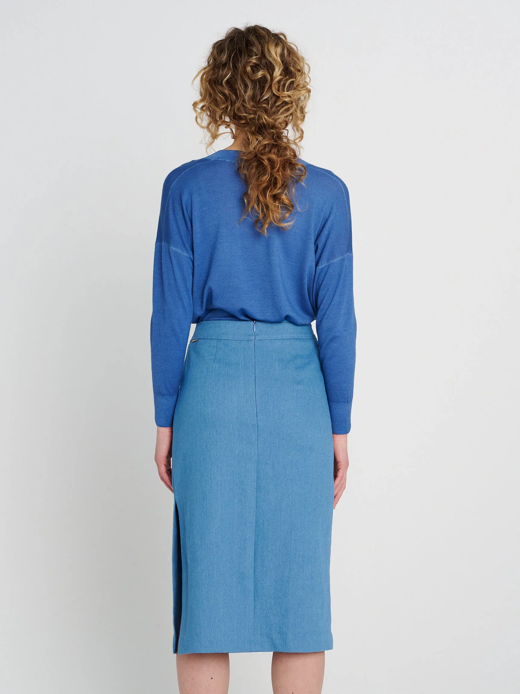 Gerader Rock aus elastischer Baumwolle in Midi-Länge aus hellblauem Denim.