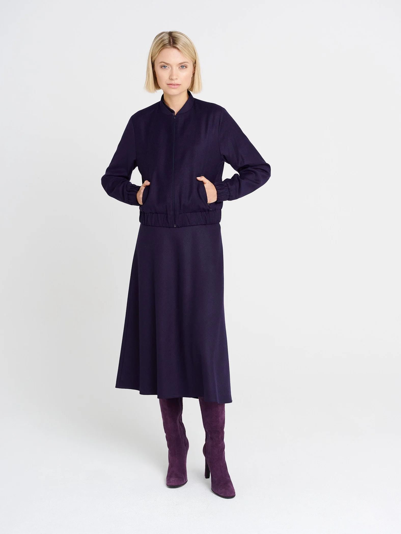 Moderne Blouson-Jacke mit weiten Ärmeln und Reißverschlusstaschen in dunkellila