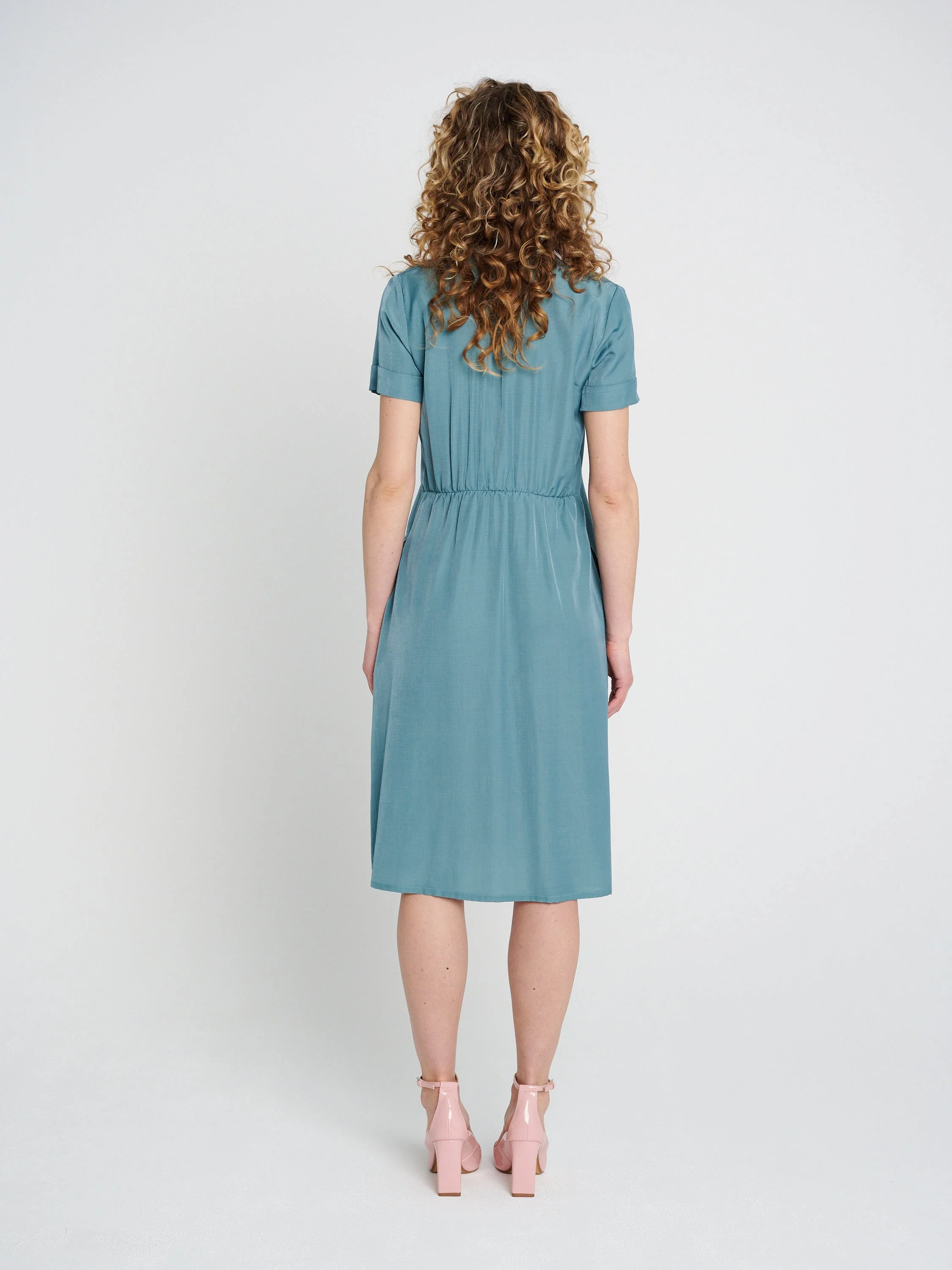 Tunika-Kleid in Knöchellang mit Schlitzen auf beiden Seiten, Ärmeln und Taschen in grün-blau.