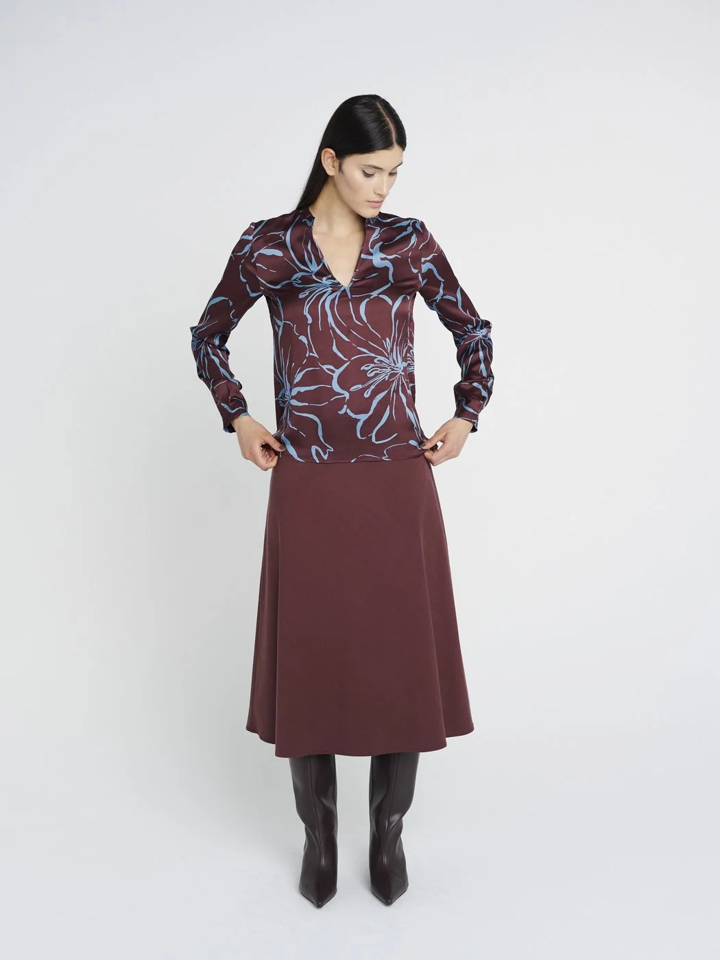 Elegante Bluse aus Viskose in hellblau und dunkelrot, lange Ärmel und V-Ausschnitt.