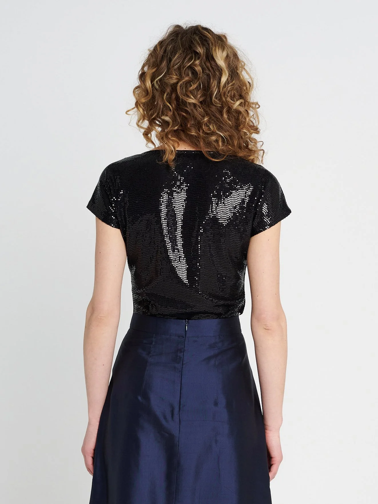 Elegantes Oberteil, schmal, wasserfallausschnitt, Kurzarm in schwarz, Paillettenoberteil.