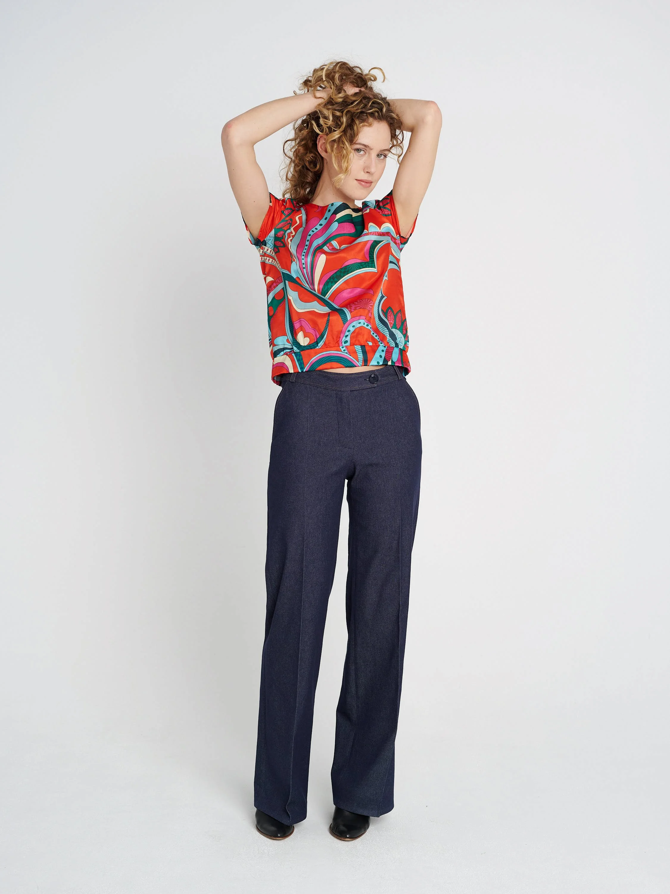 Weite Jeans in dunkelblau, Taschen und Bündchen mit Gürtelschlaufen aus elastischer Baumwolle.